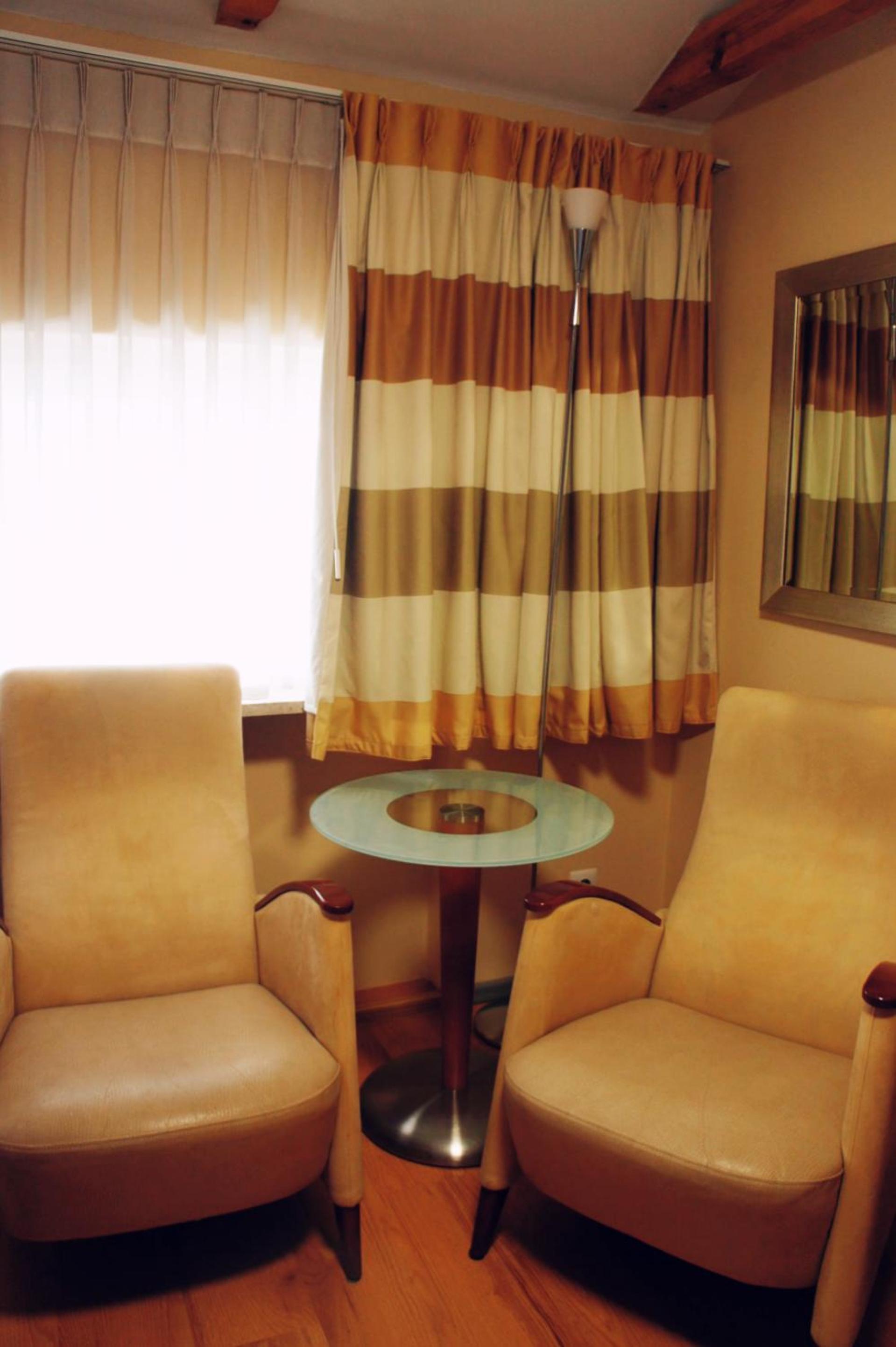 Deluxe King Room - Photo 9