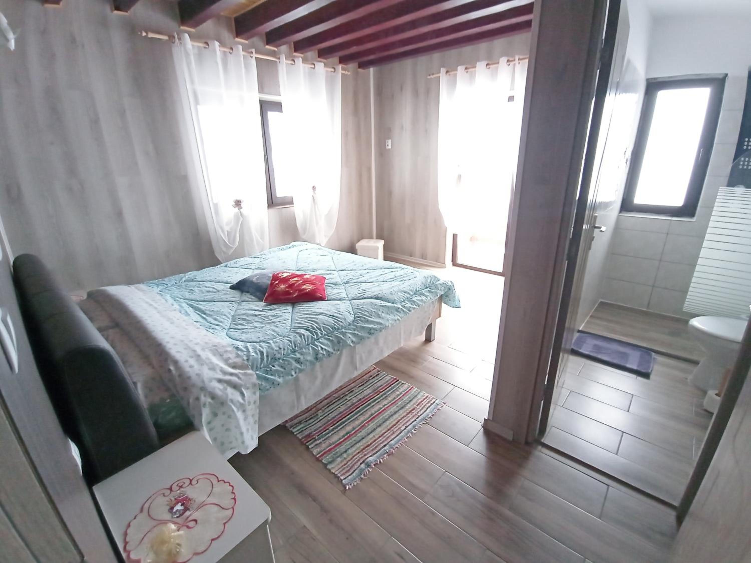 King Room with Balcony - Photo 5