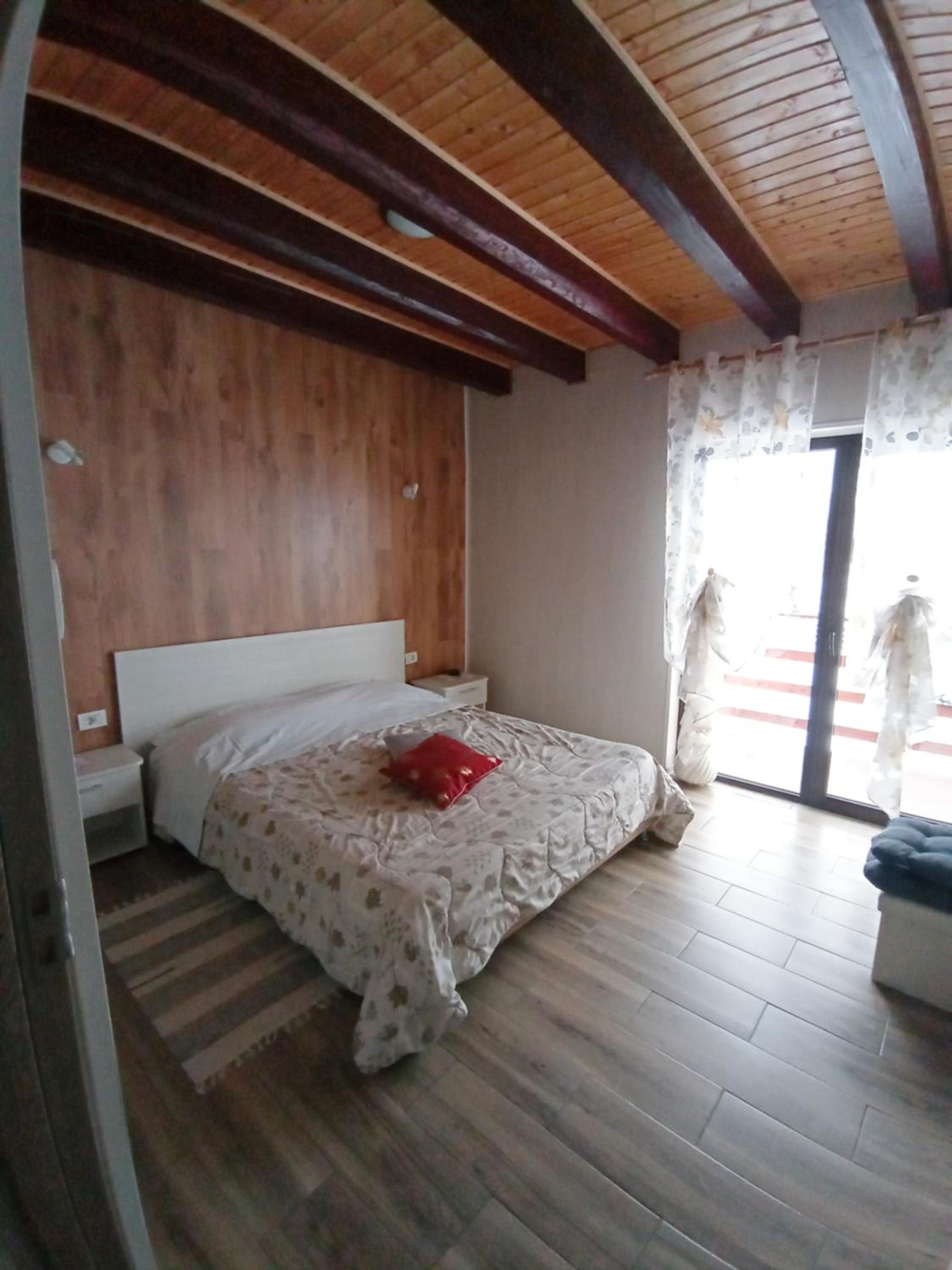 King Room with Balcony - Photo 4