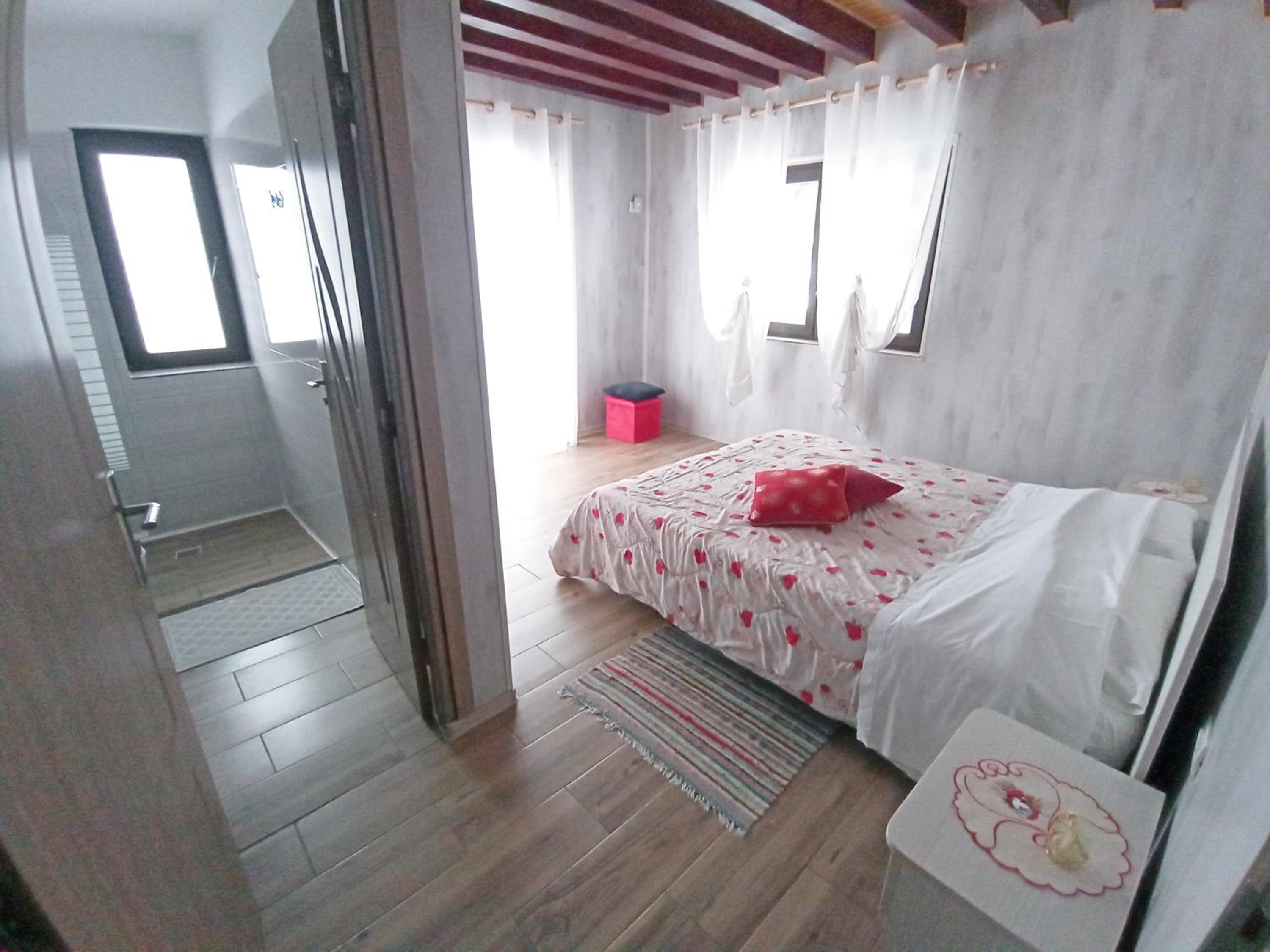 King Room with Balcony - Photo 3
