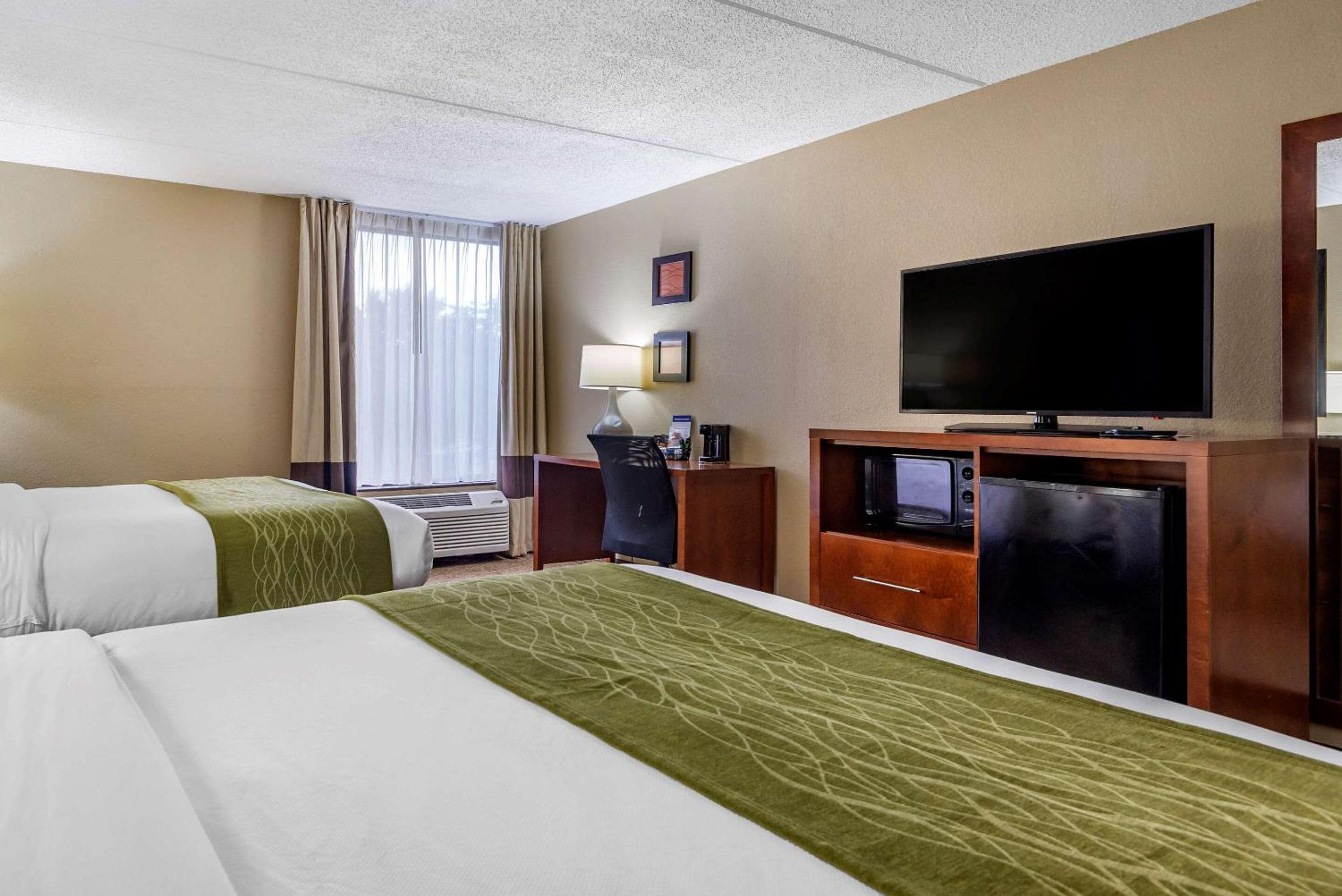 Queen Room with Two Queen Beds - Non-Smoking - Photo 7