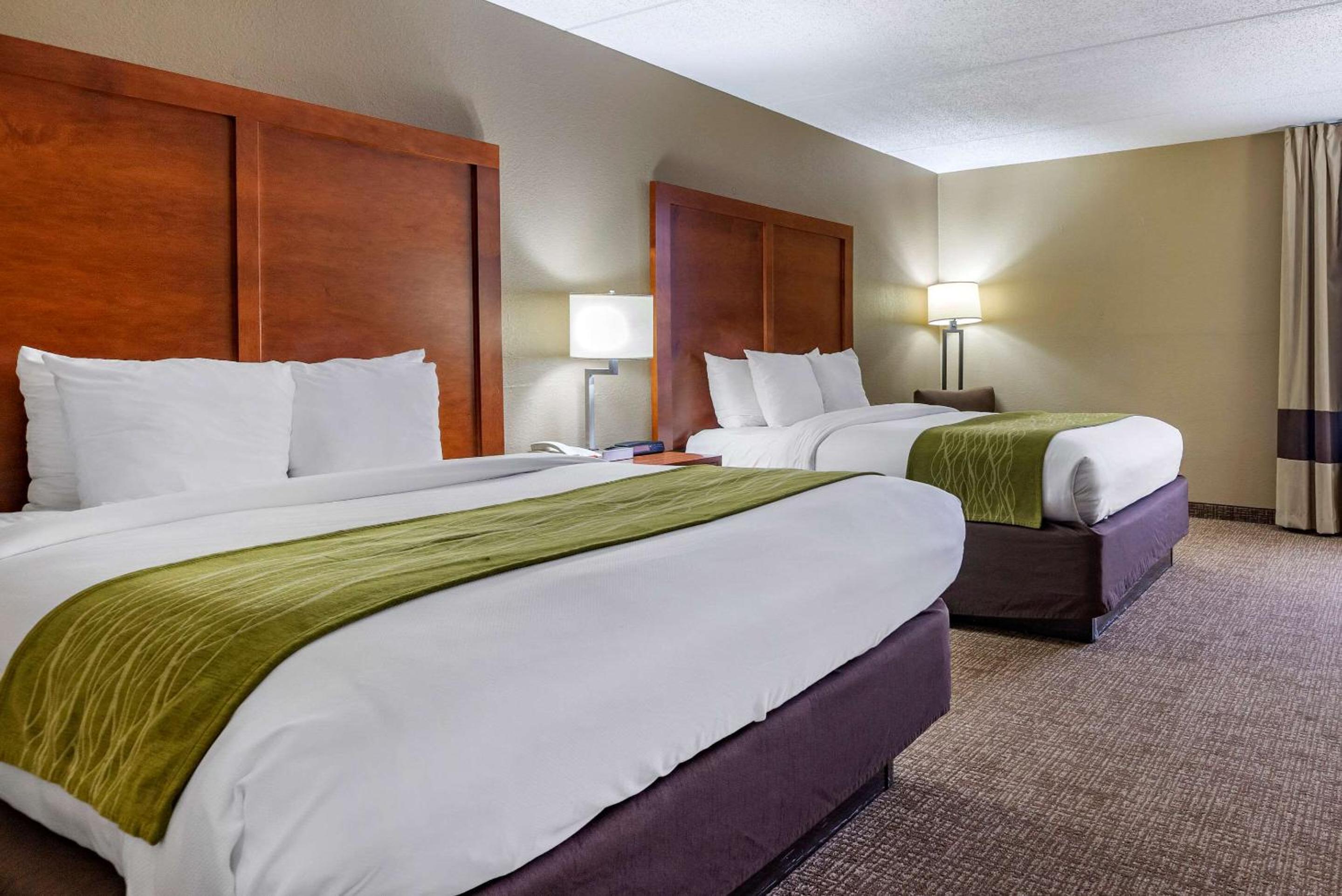 Queen Room with Two Queen Beds - Non-Smoking - Photo 6