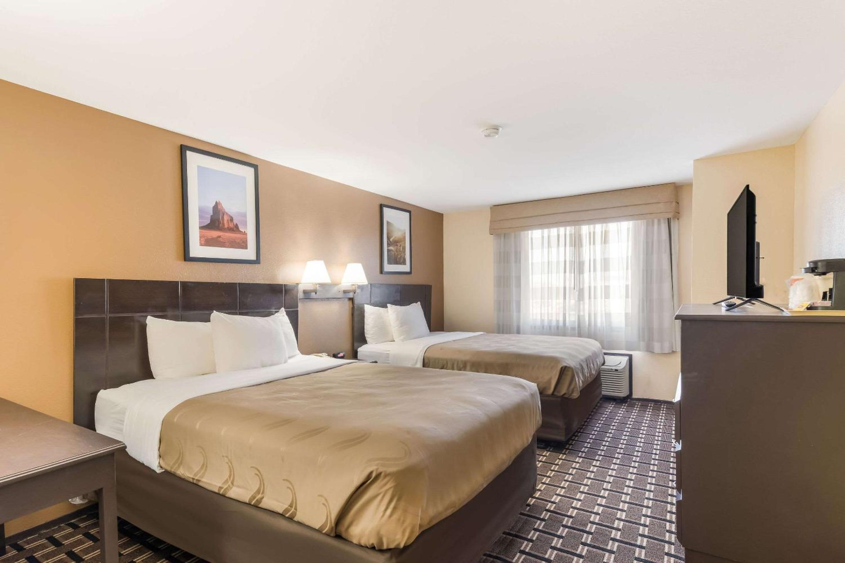 Queen Room with Two Queen Beds - Non-Smoking - Photo 2