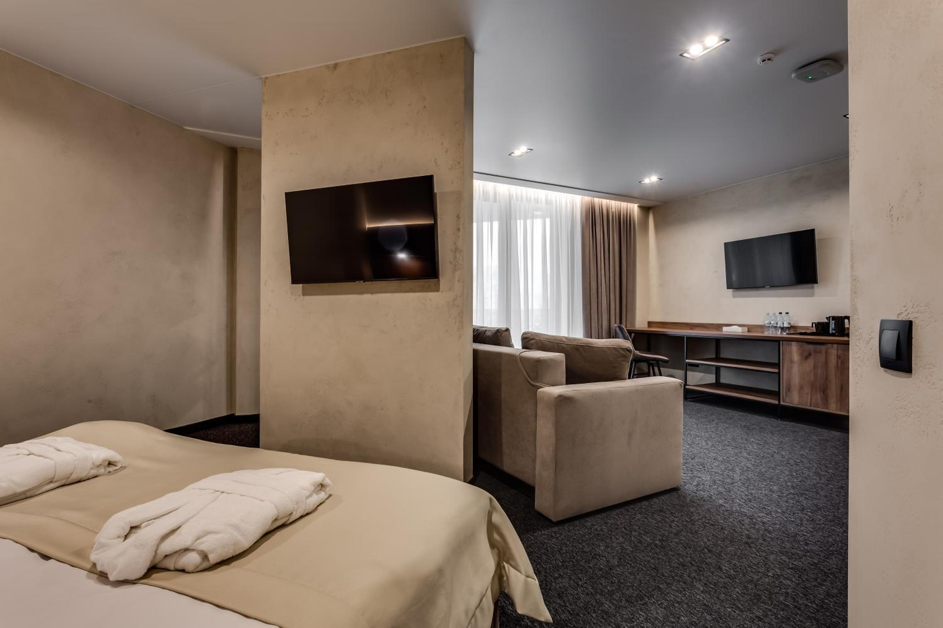 King Suite with Balcony photo 1
