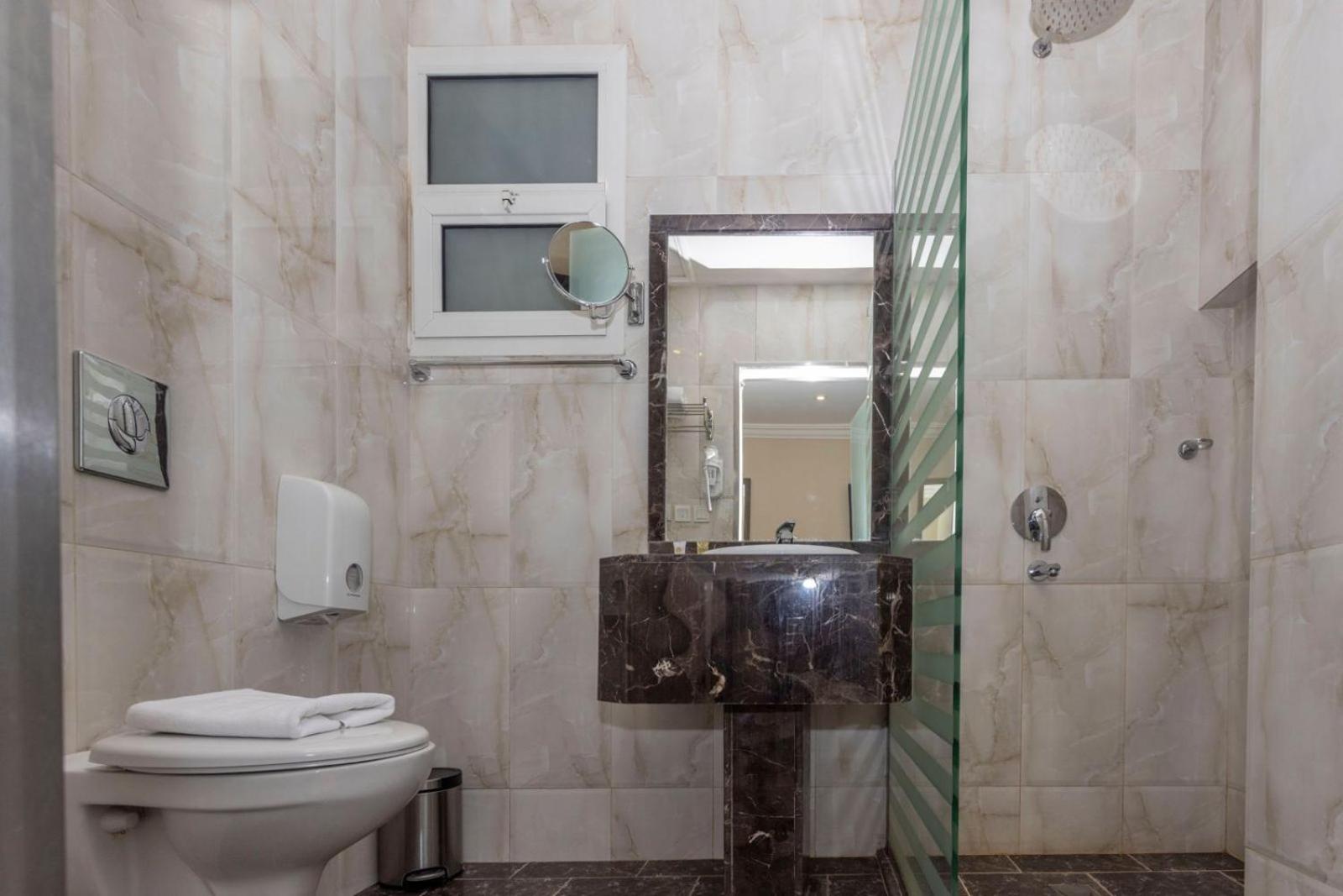 Deluxe King Suite photo 3