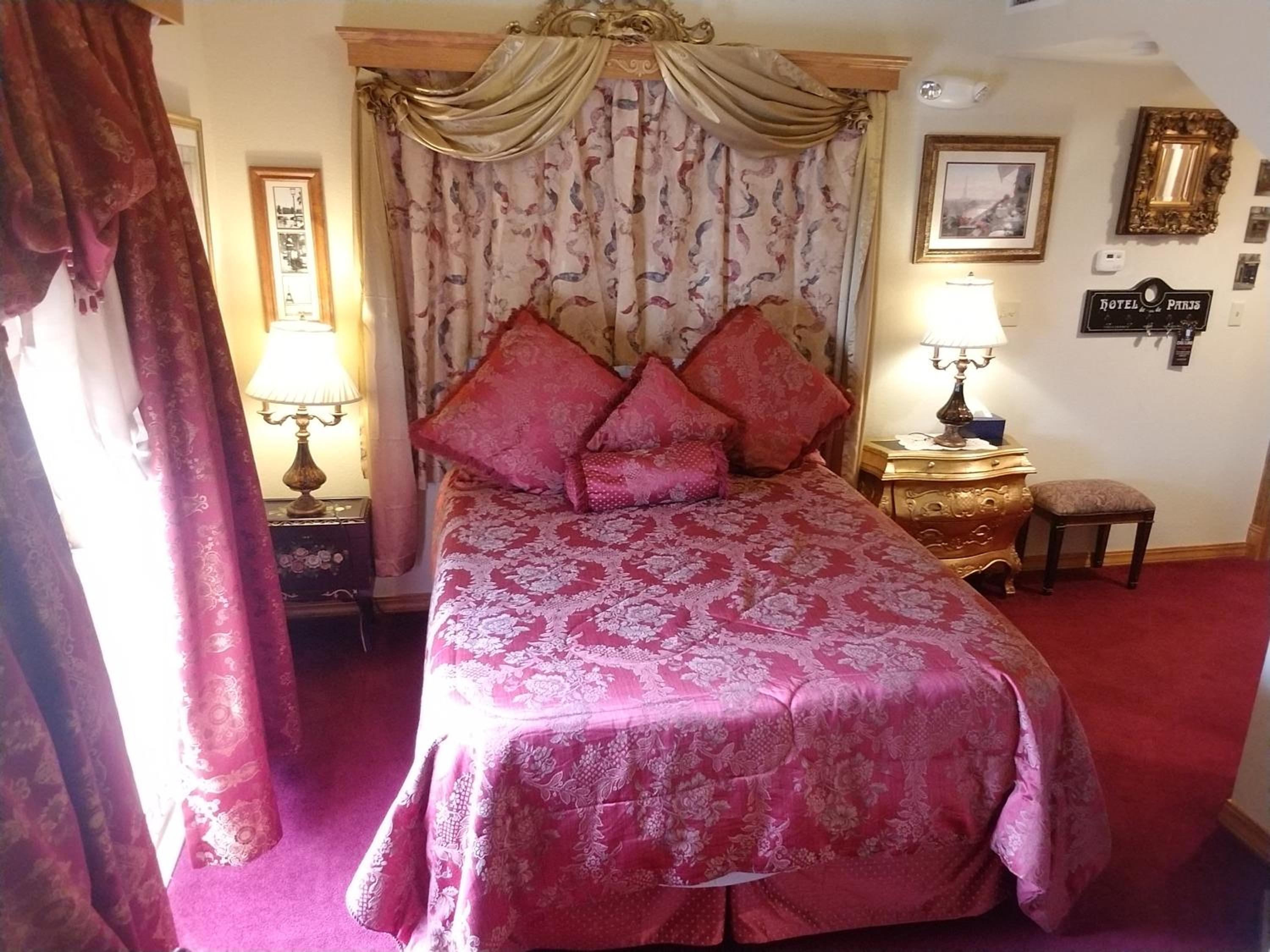 Deluxe Queen Suite