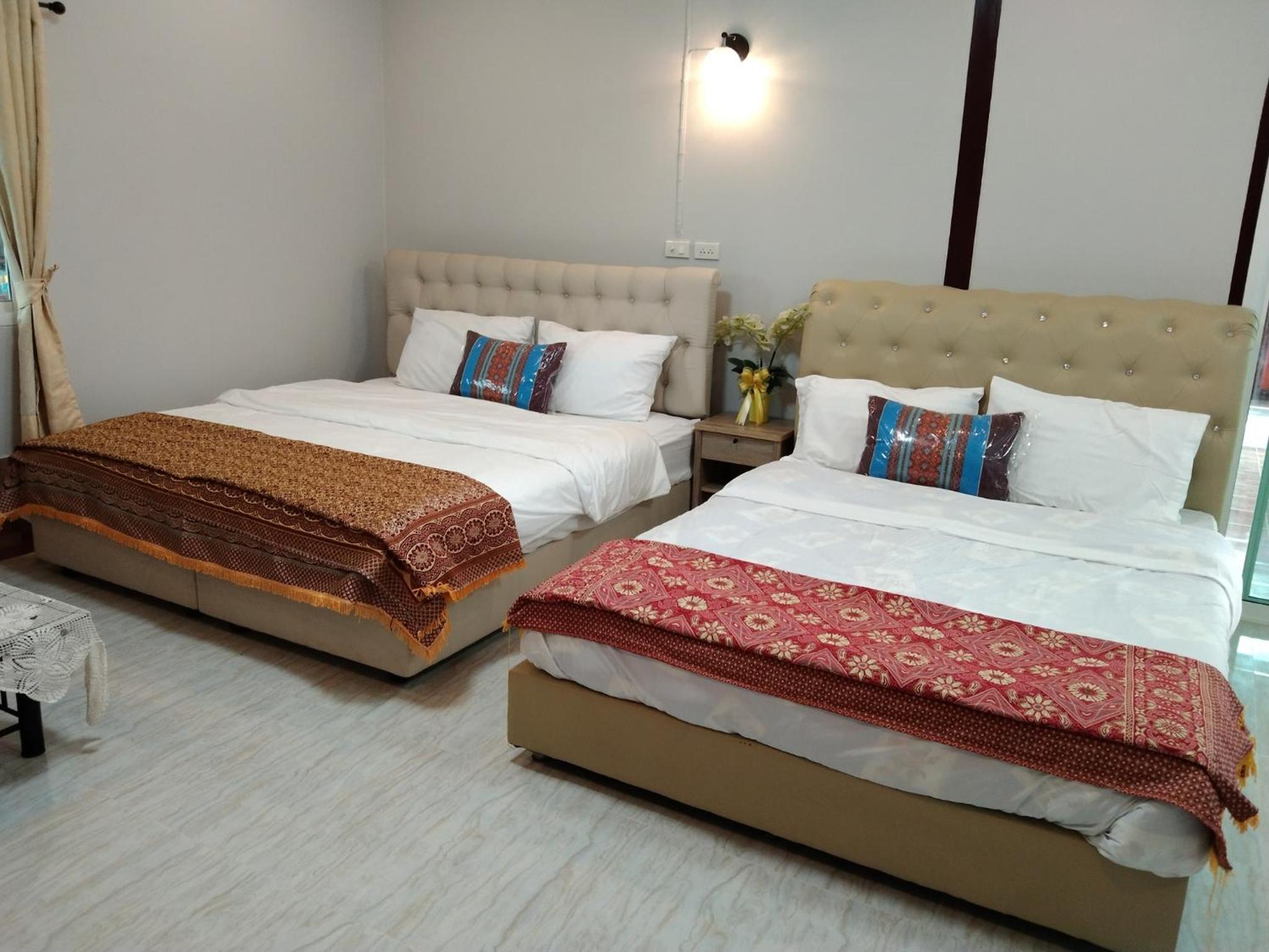 Quadruple Room with Bathroom - Photo 9
