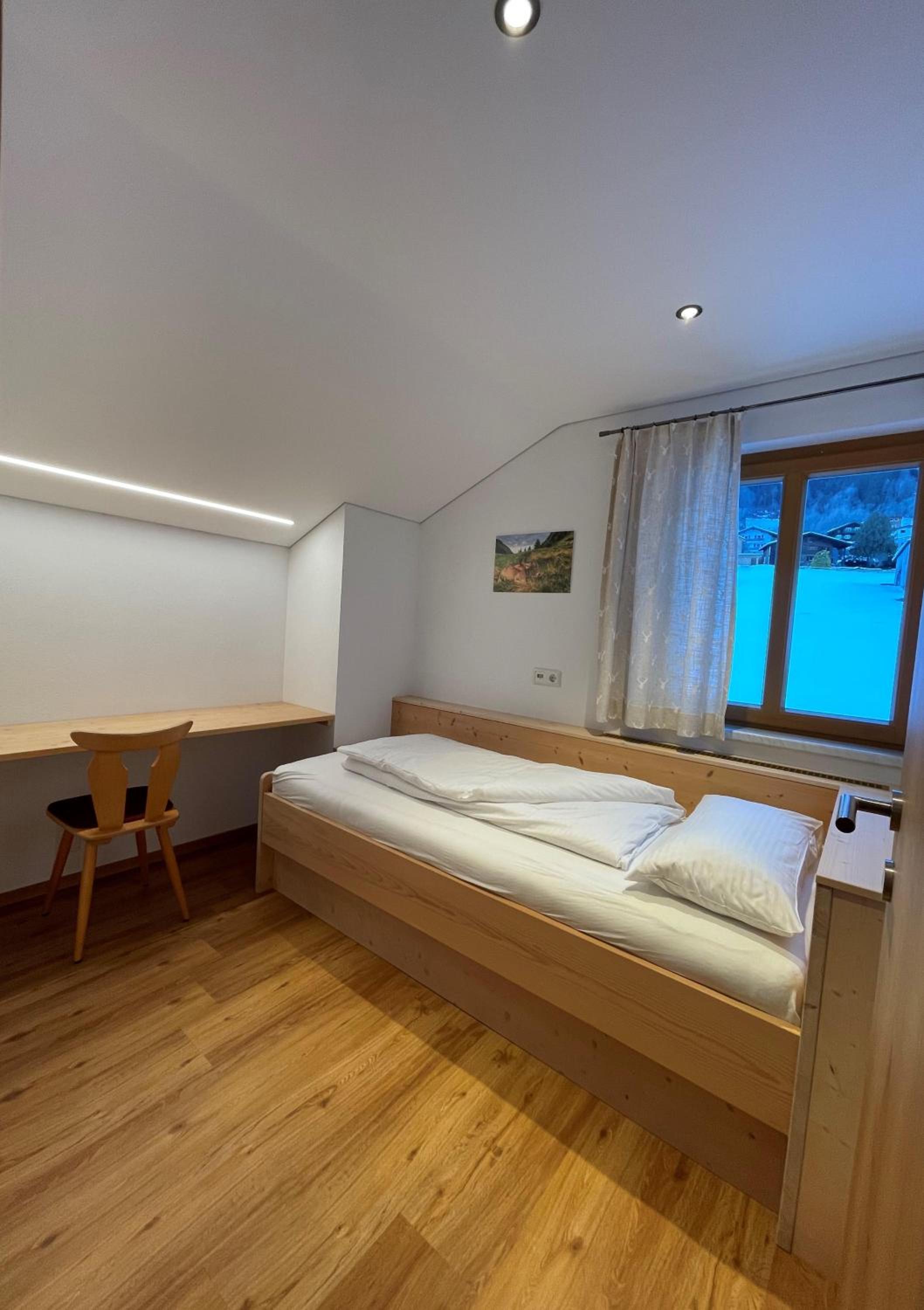 Three-Bedroom Apartment with Shower photo 1