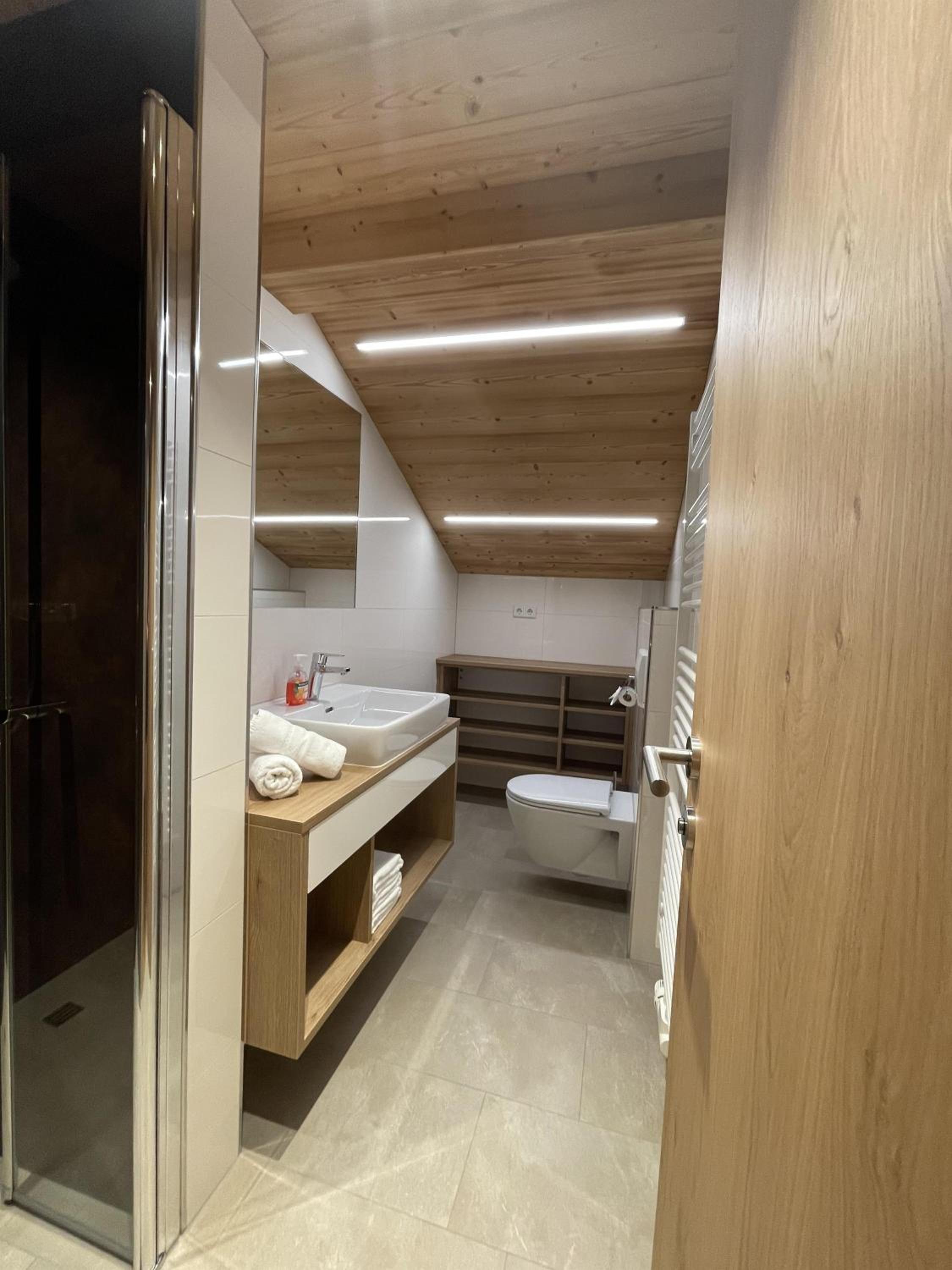 Three-Bedroom Apartment with Shower photo 3