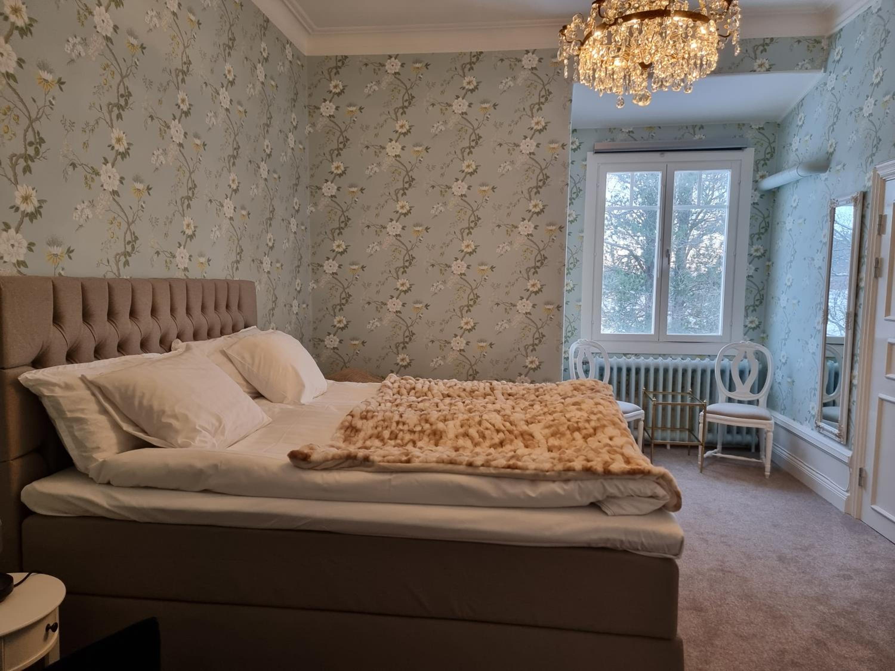 Family Room with Lake View - Photo 1