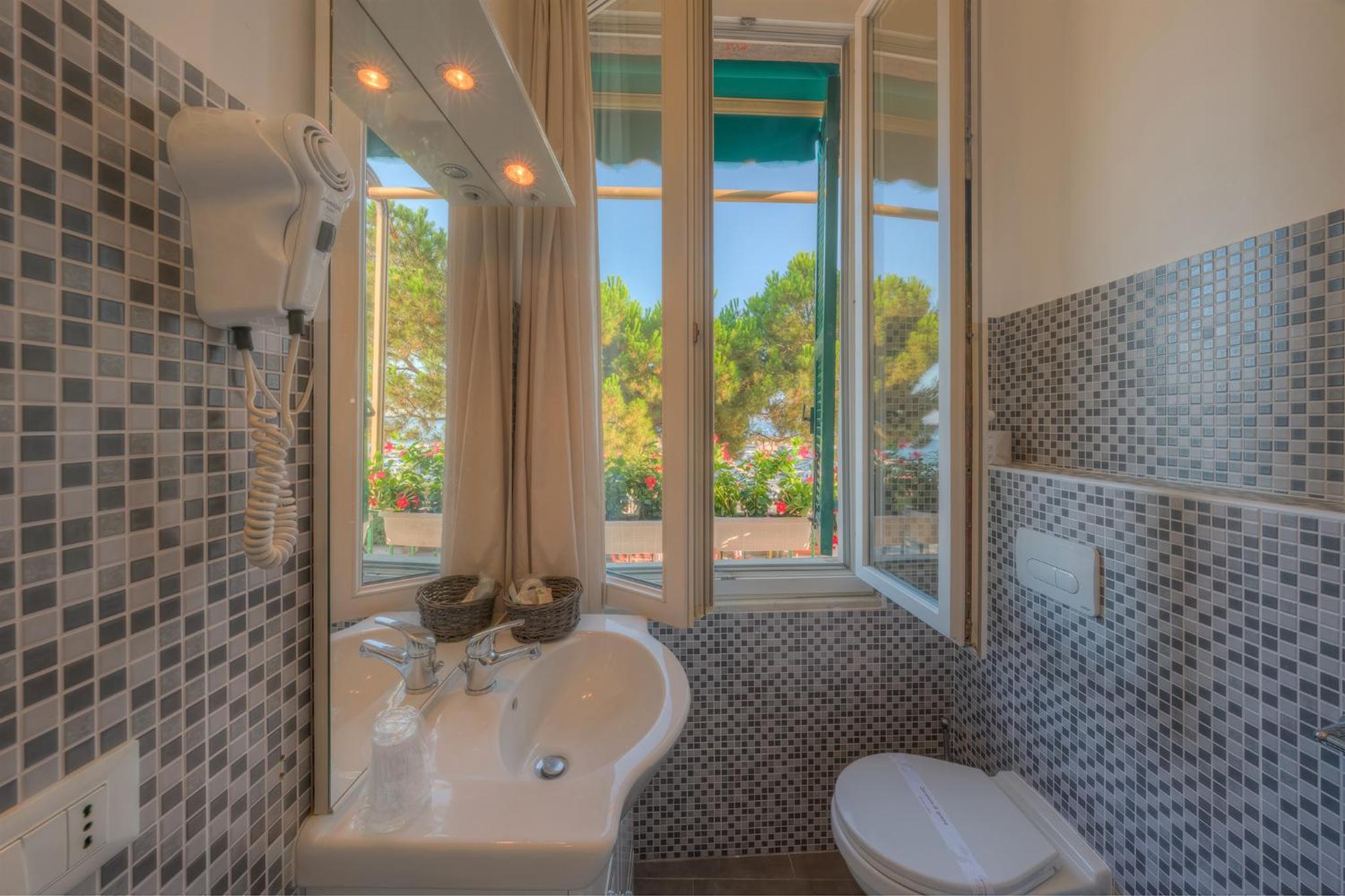 Deluxe Double Room with Balcony and Sea View photo 2