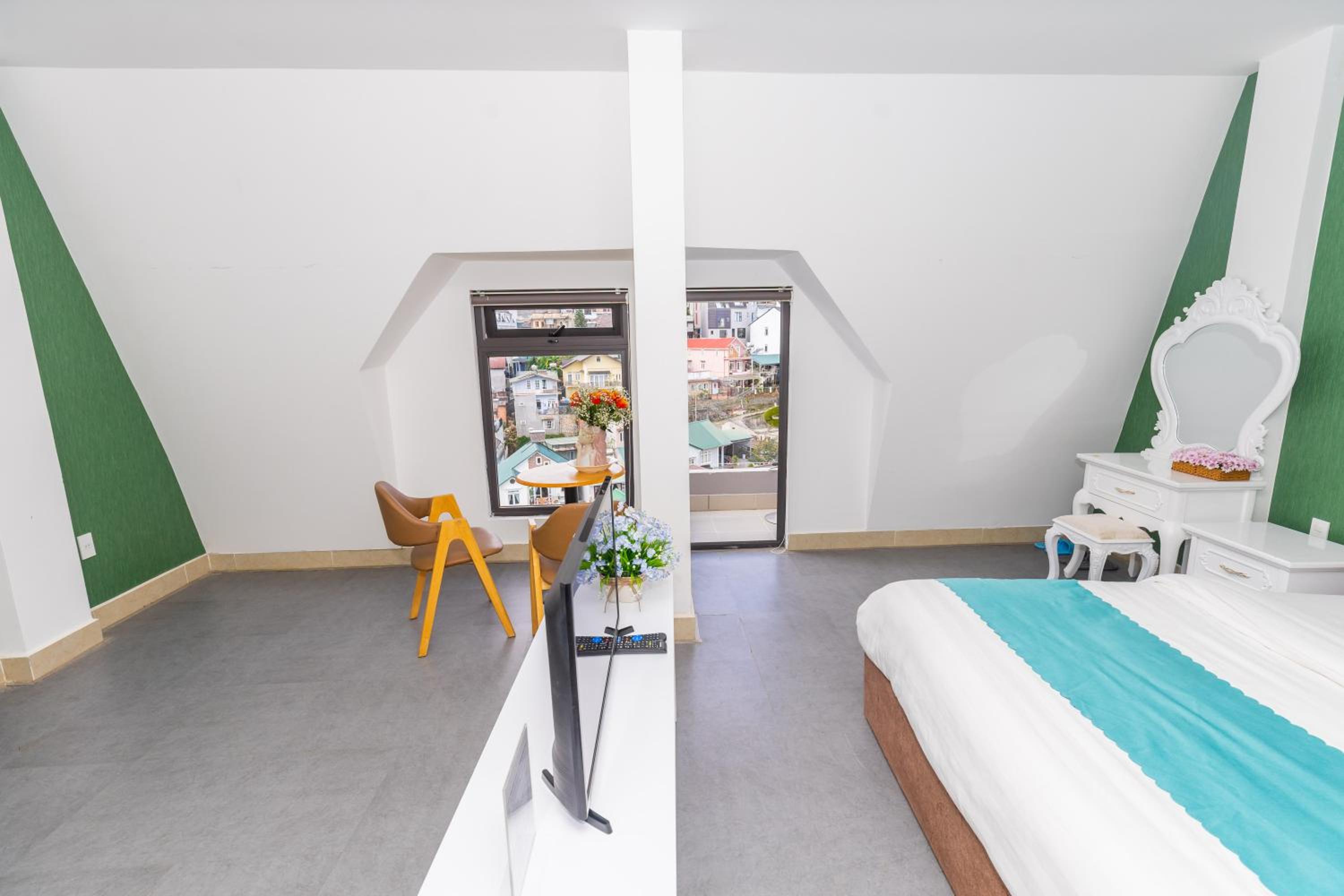 Studio with Balcony - Photo 11