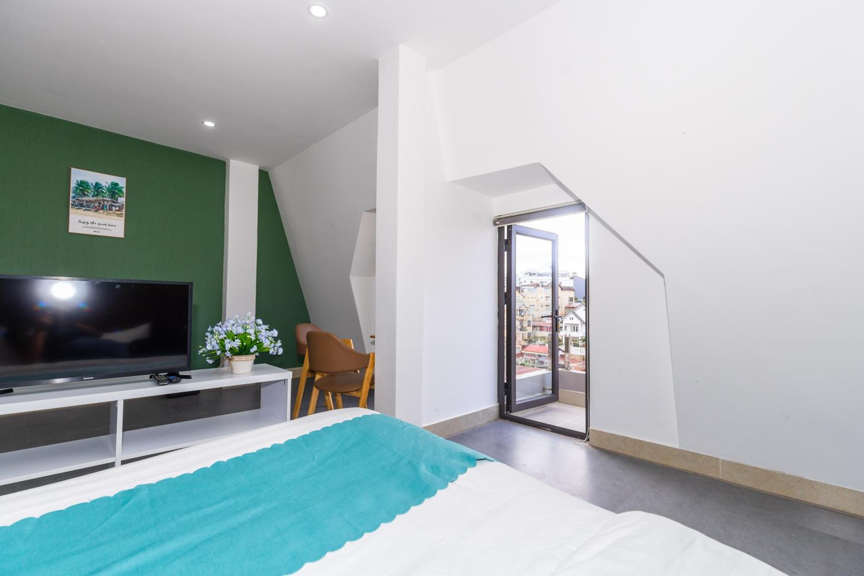Studio with Balcony - Photo 12