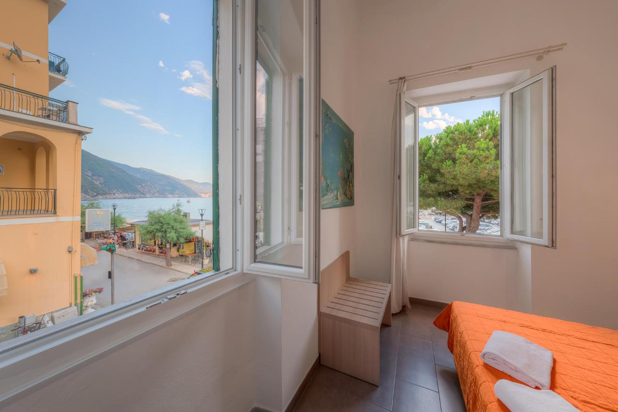Deluxe Double or Twin Room with Sea View photo 2