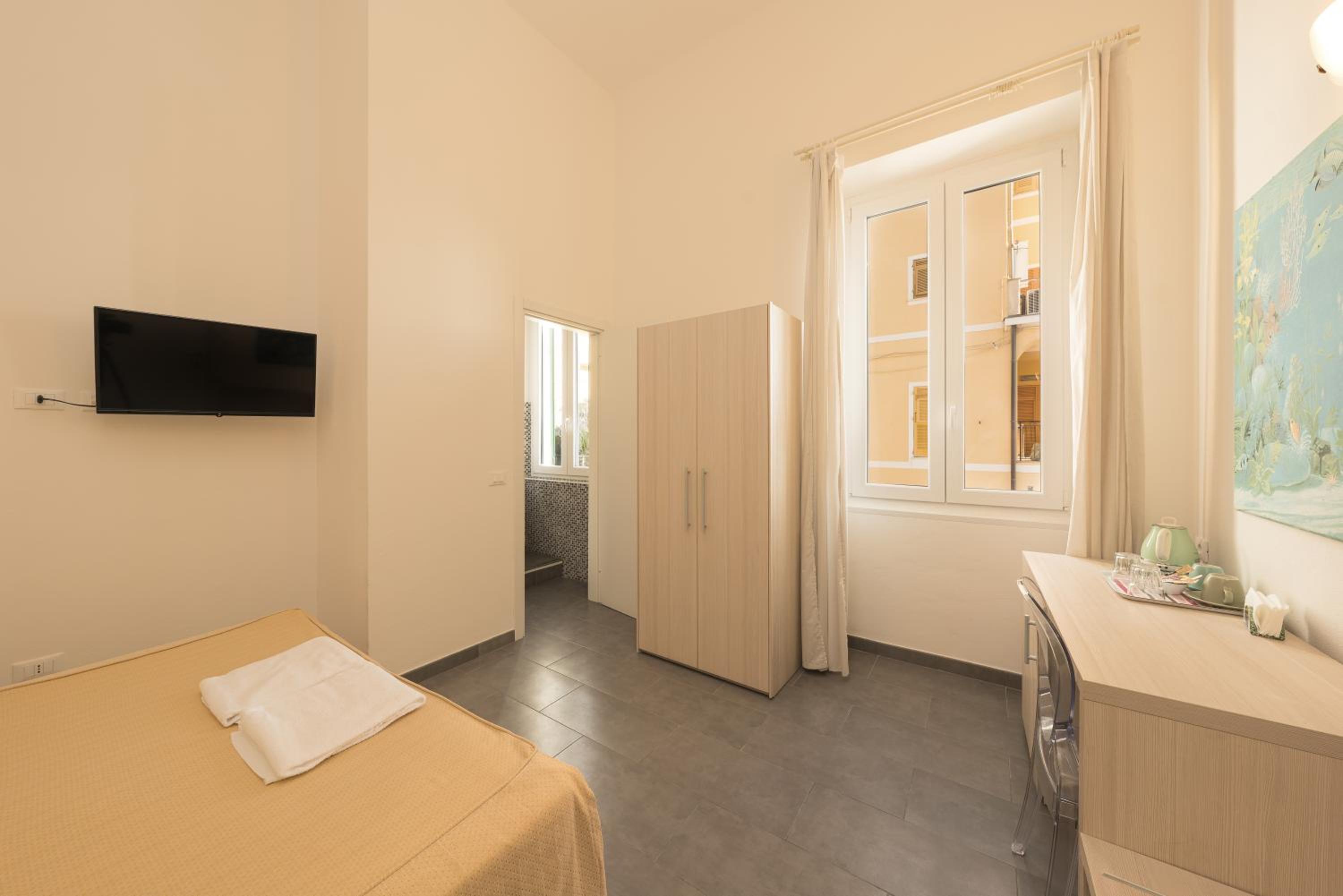 Deluxe Double Room with Side Sea View photo 3