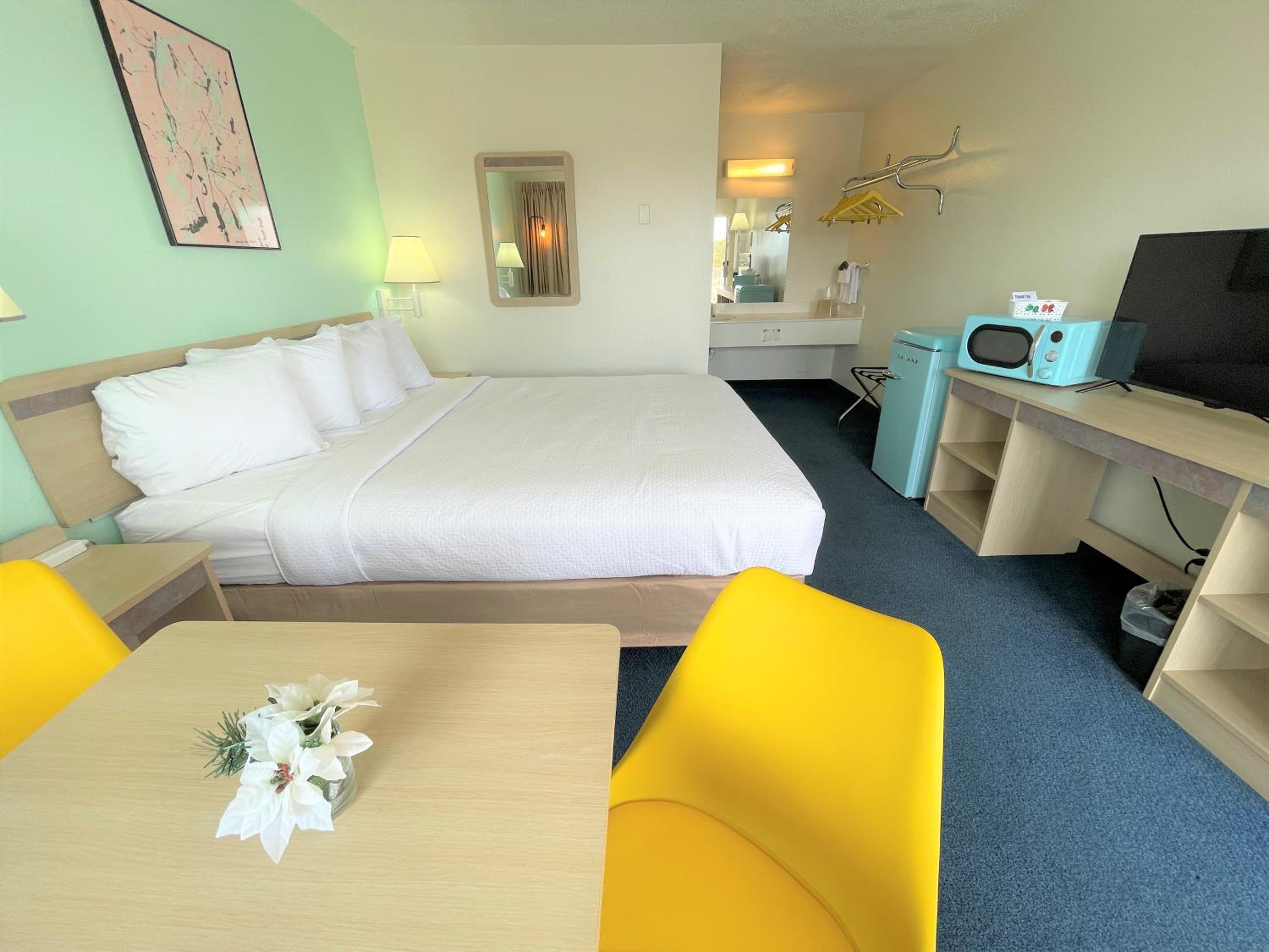 King Room - Non-Smoking photo 2