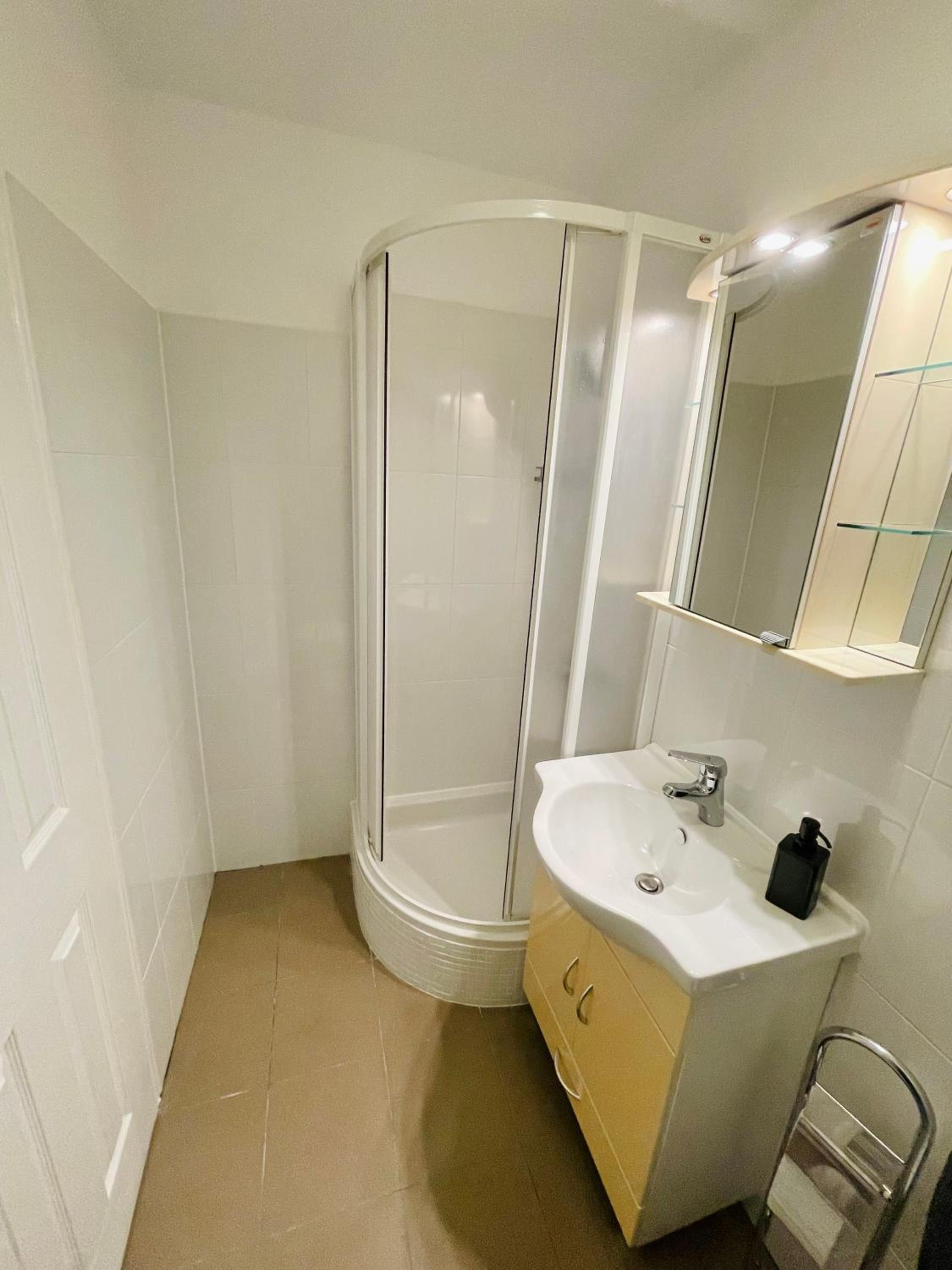 Double Room - Photo 5