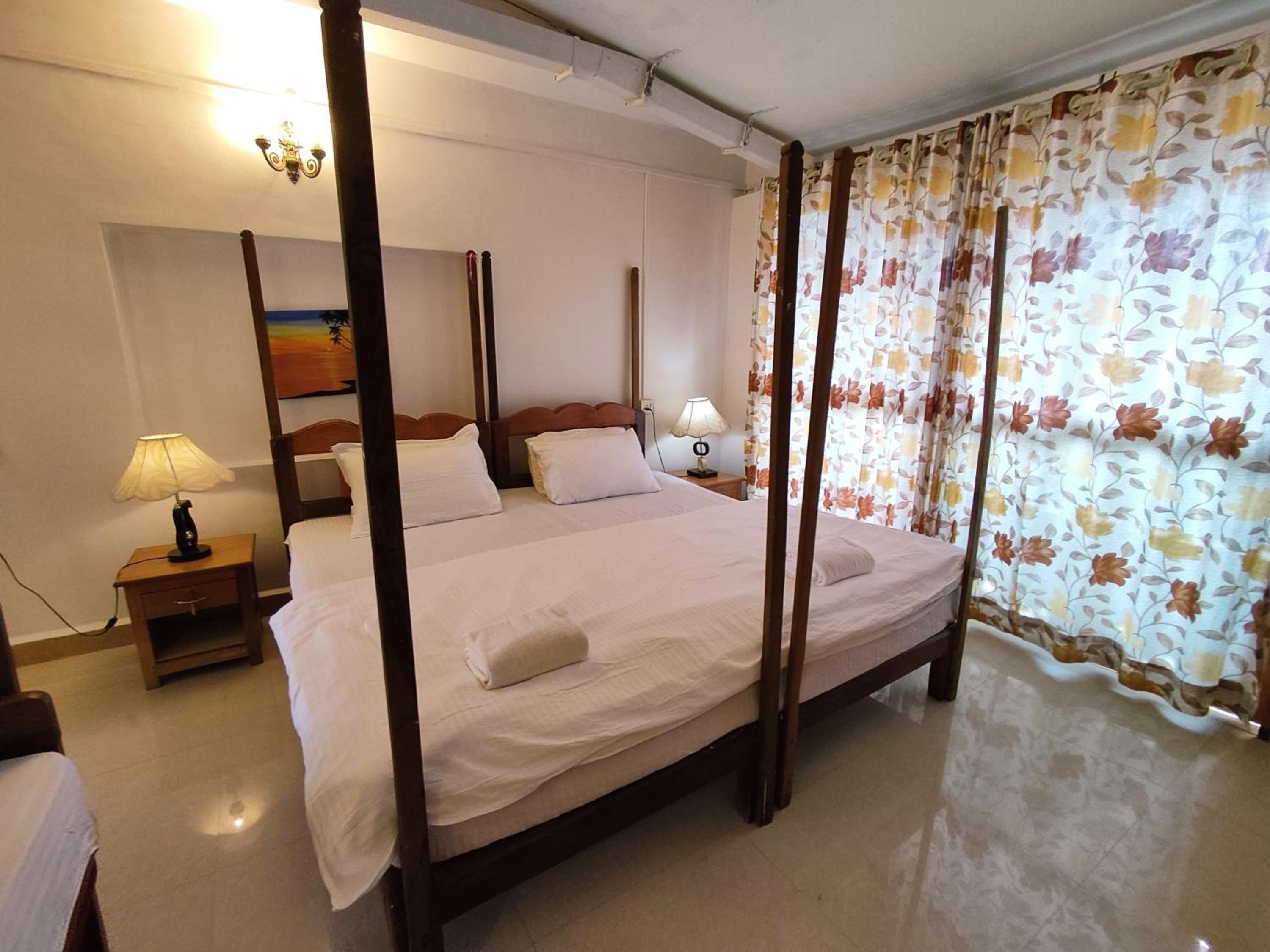 Queen Room with Two Queen Beds - Photo 4