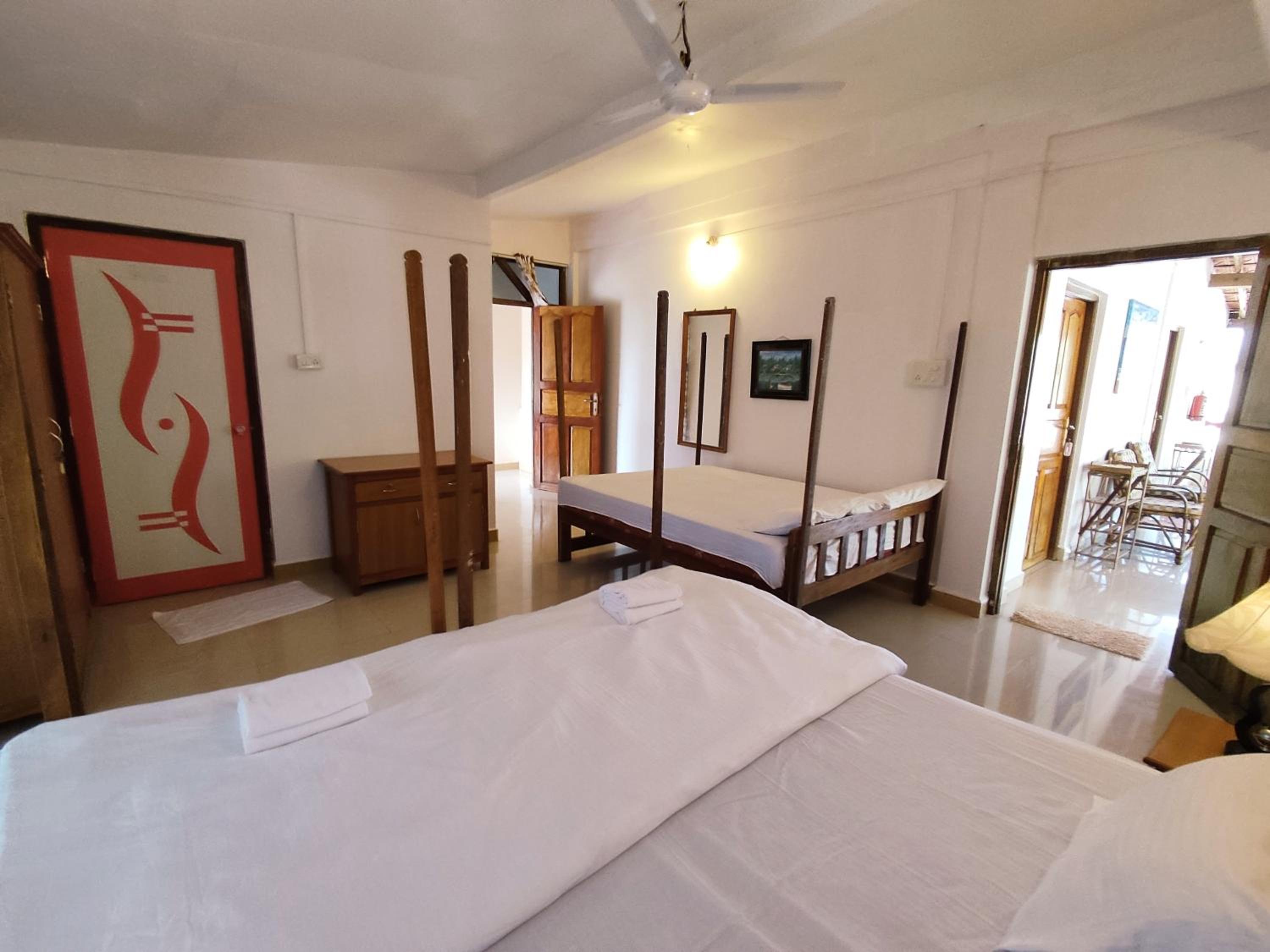 Queen Room with Two Queen Beds - Photo 3