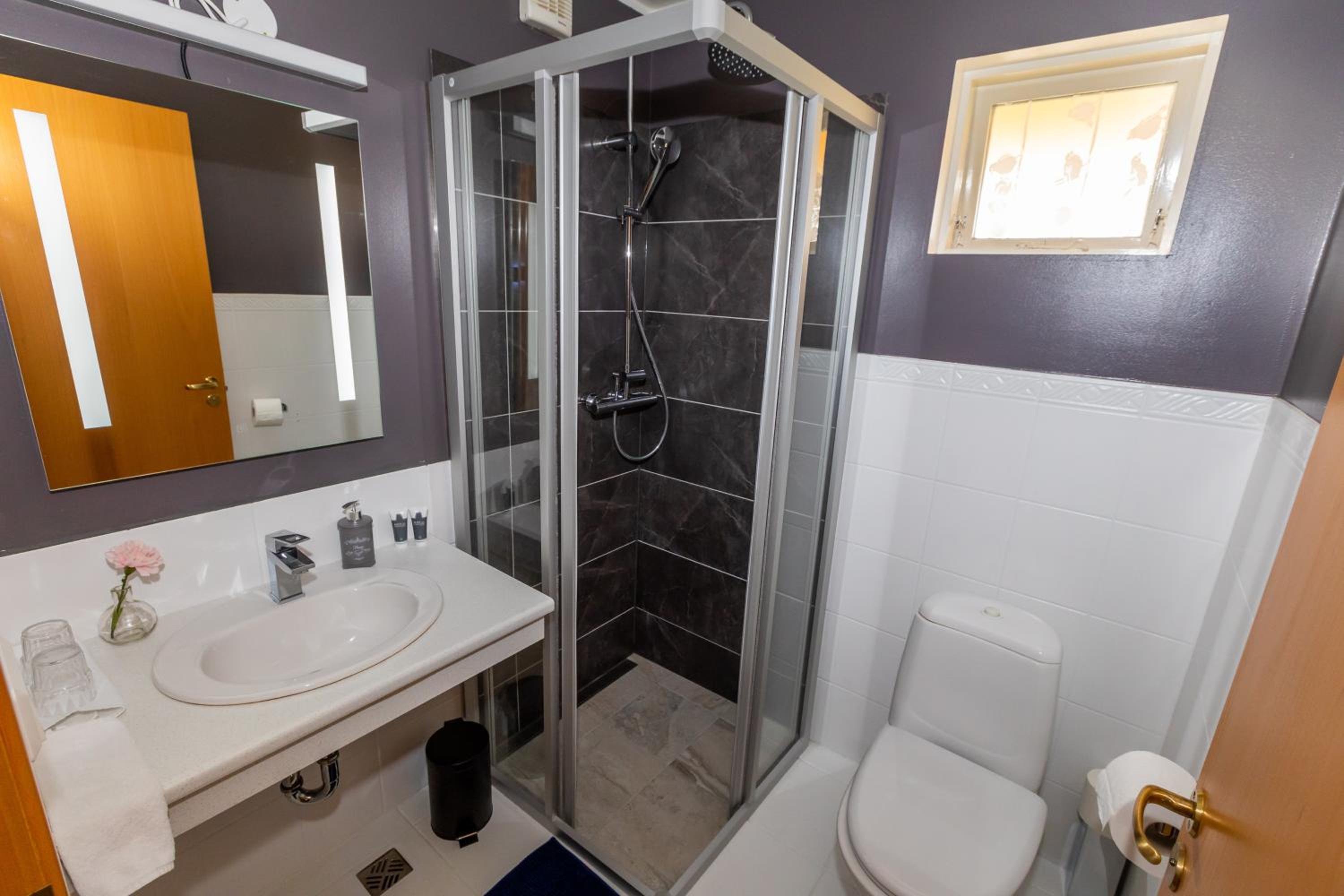 Room with private entrance - Photo 2