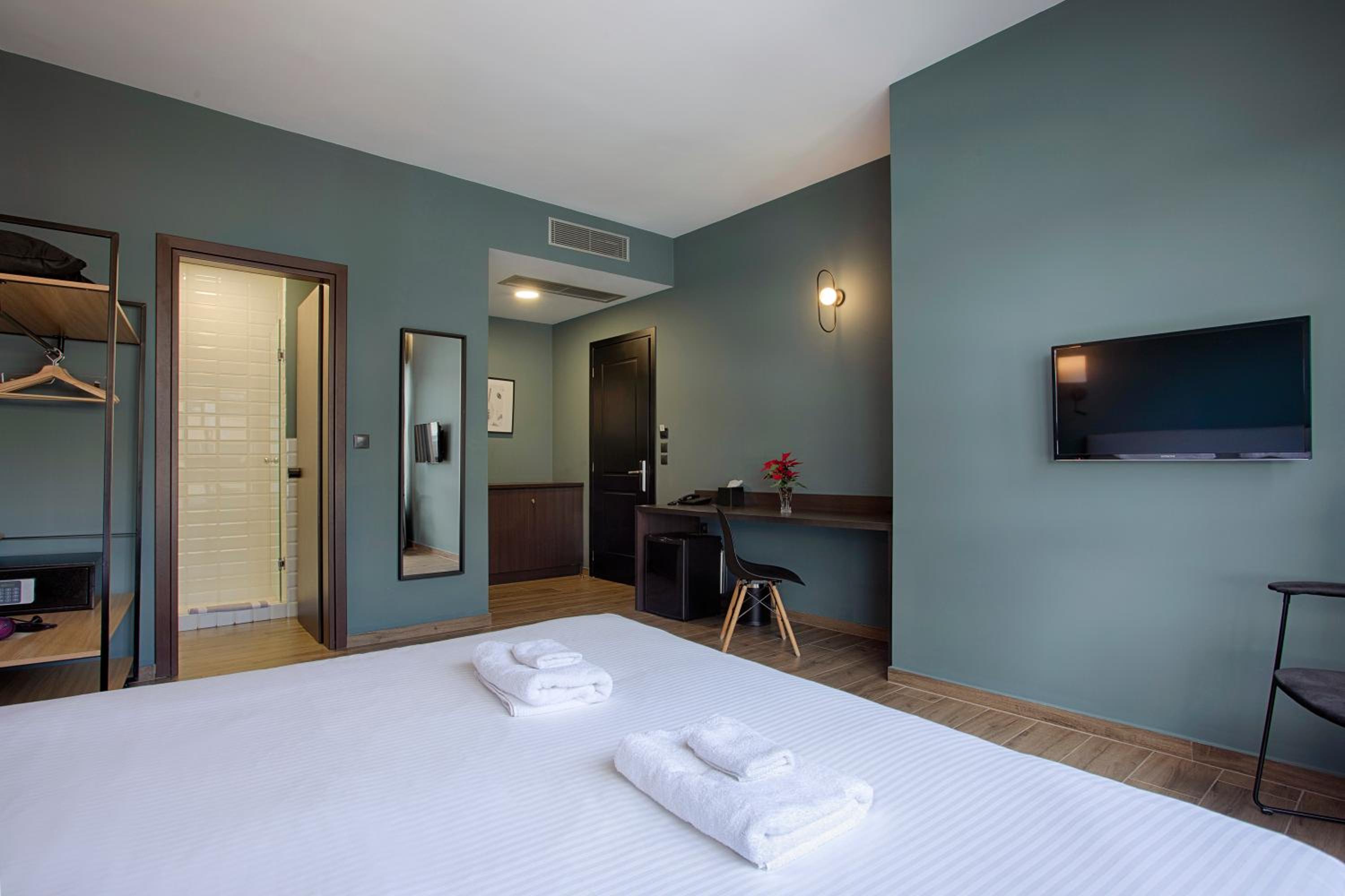 Superior Double or Twin Room with City View photo 2