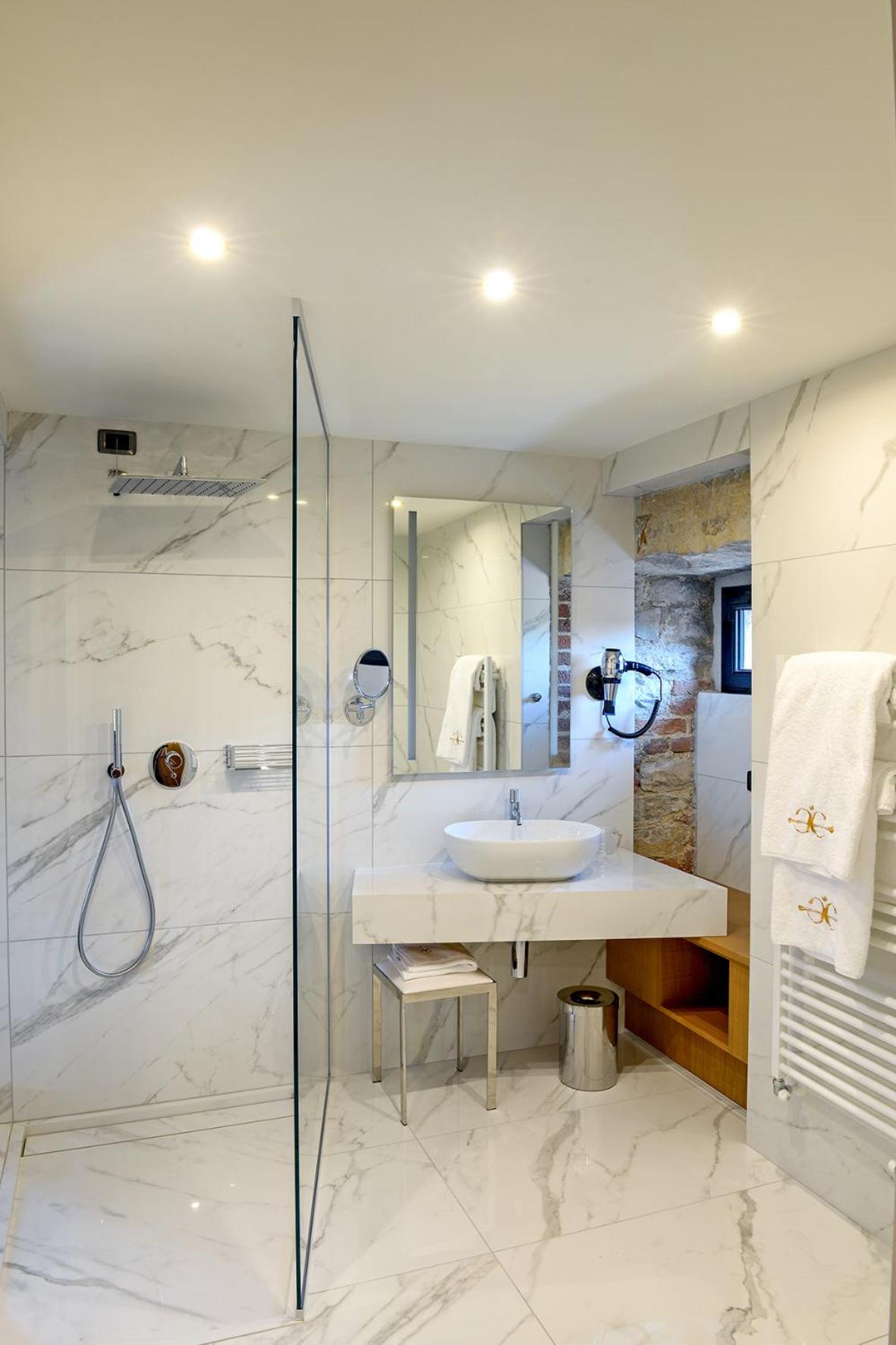 Executive Suite - Photo 3