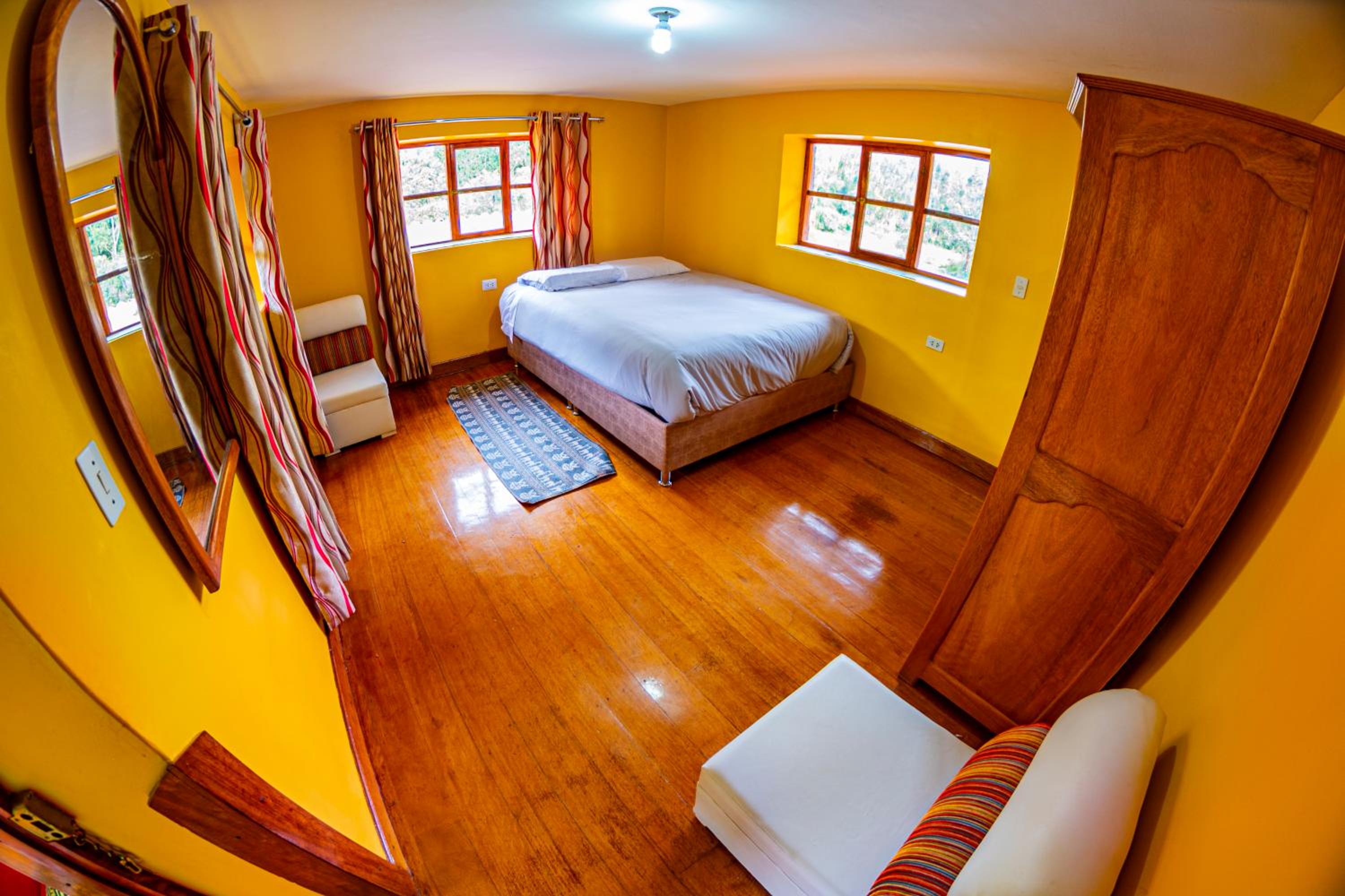 Queen Room with Shared Bathroom photo 1
