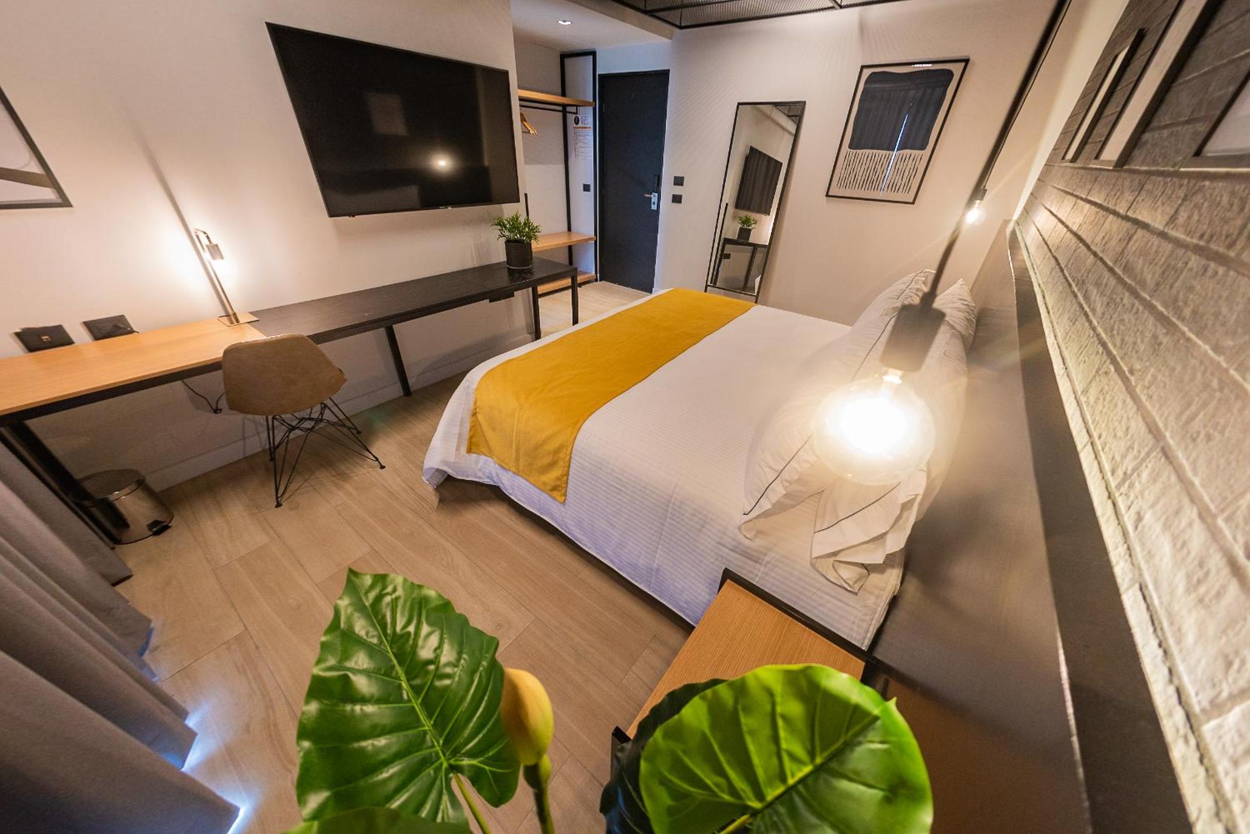 Deluxe King Room - Photo 12