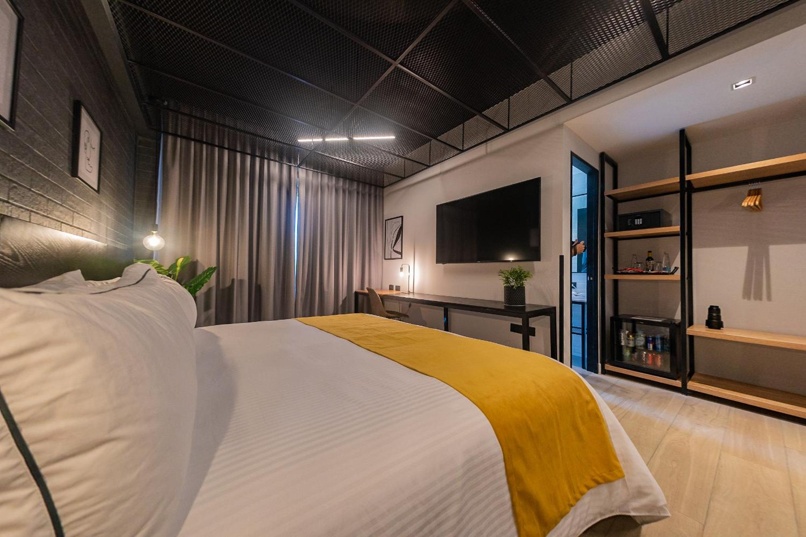 Deluxe King Room - Photo 13