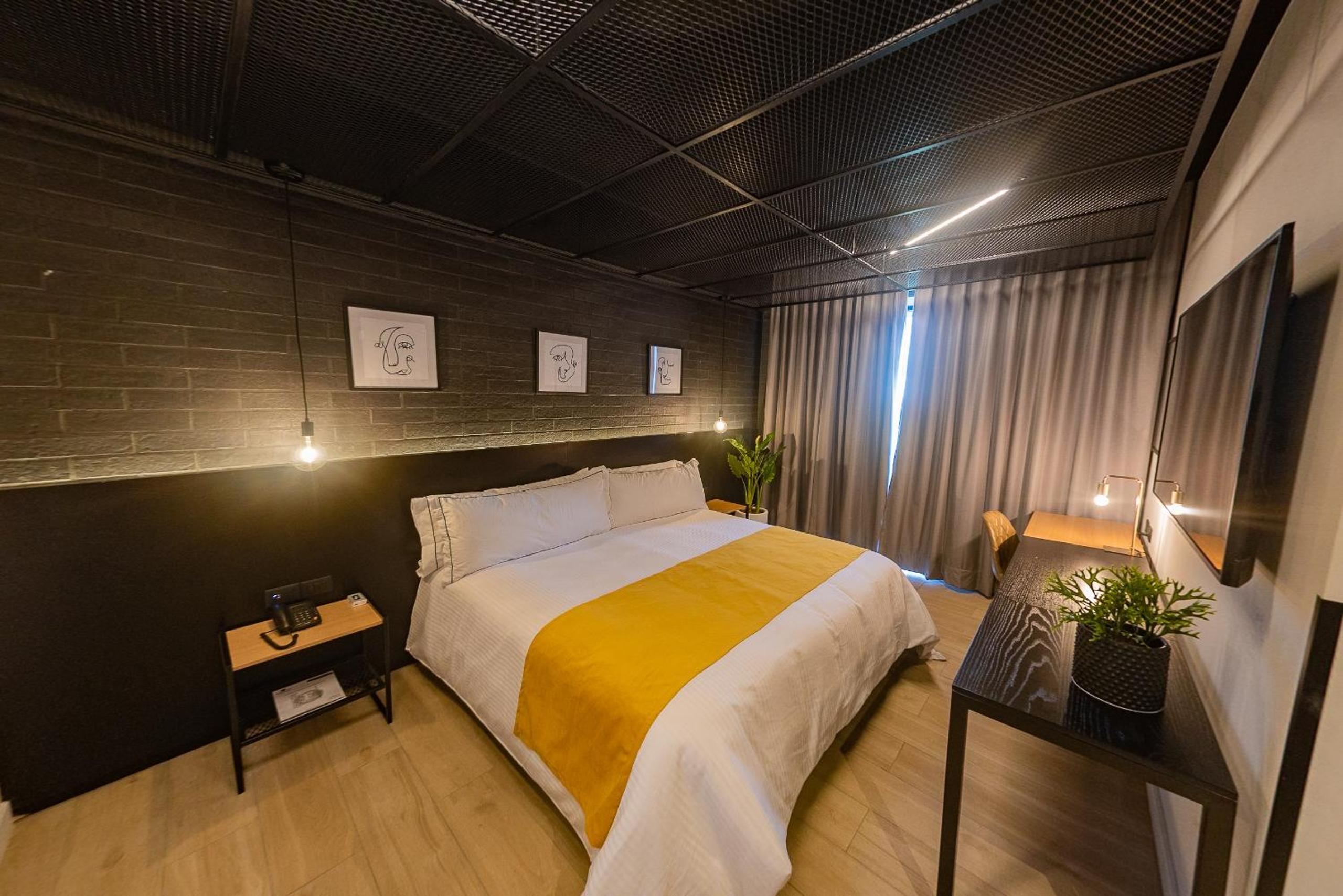 Deluxe King Room - Photo 14