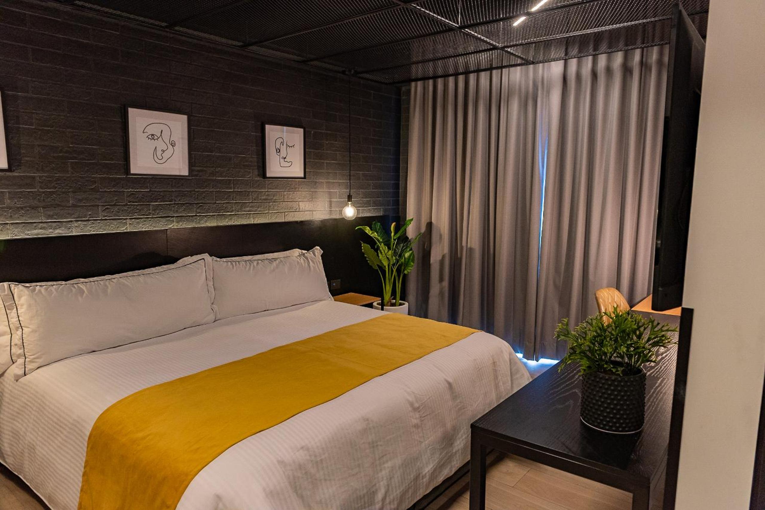 Deluxe King Room - Photo 17