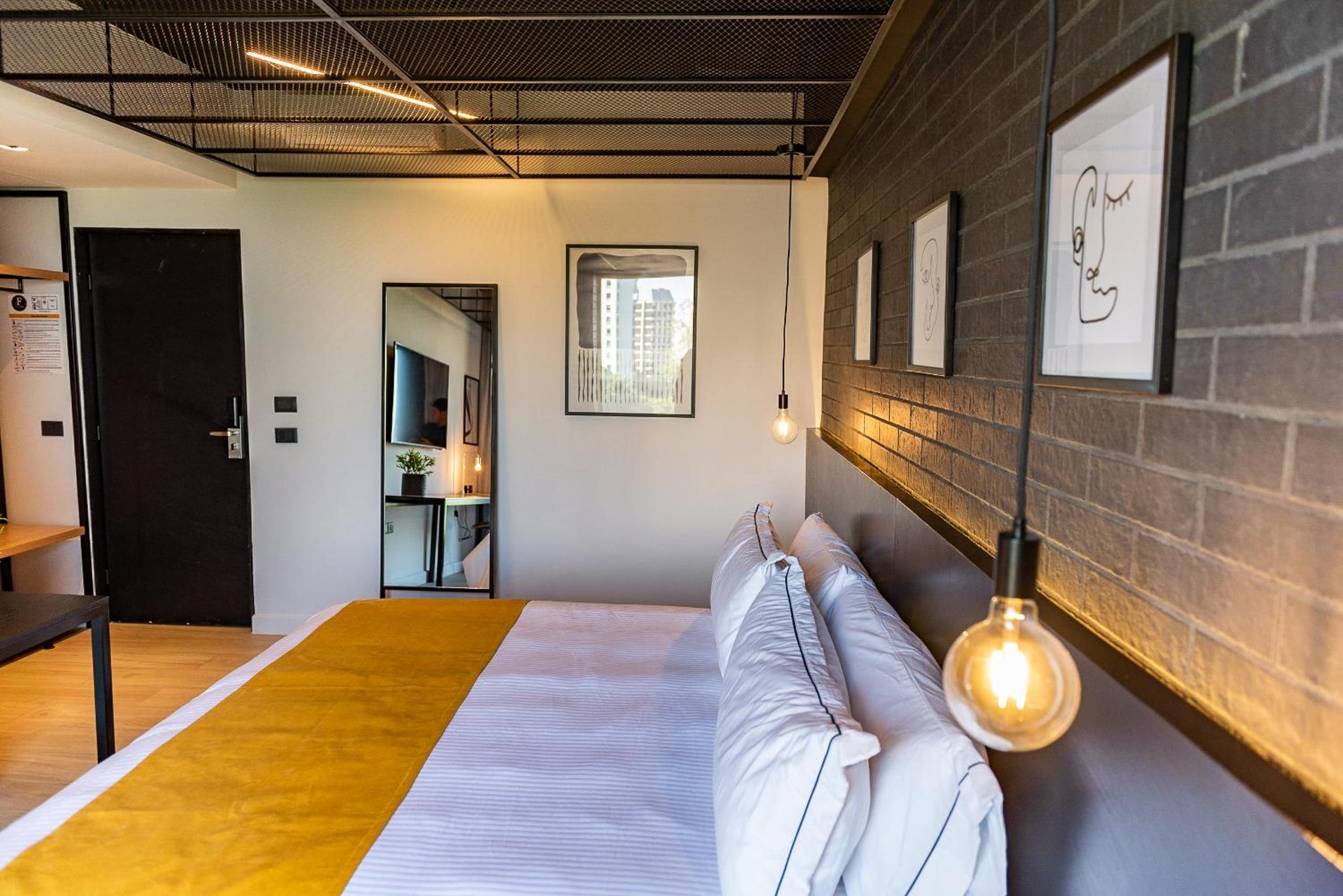Deluxe King Room - Photo 15