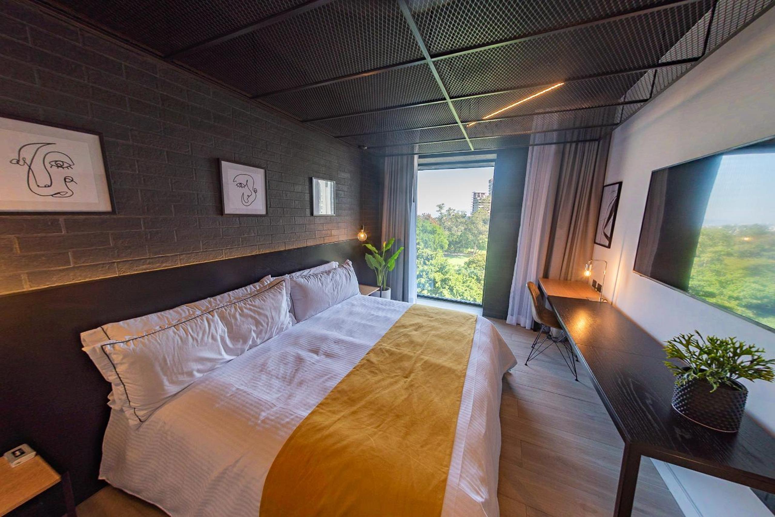Deluxe King Room - Photo 3