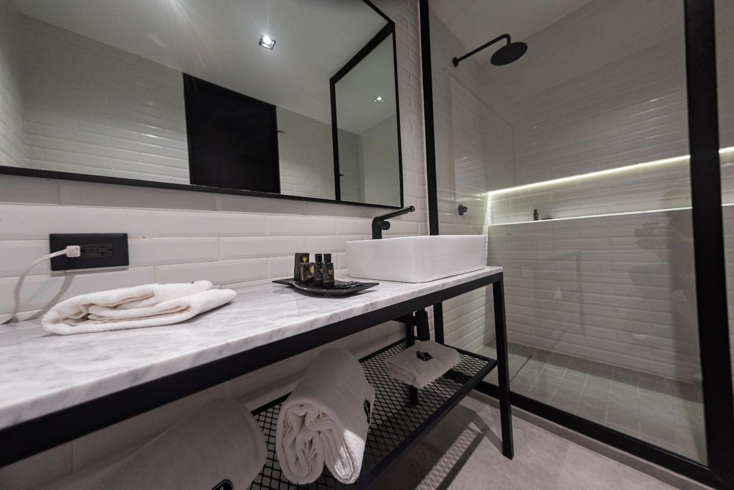 Deluxe King Room - Photo 5