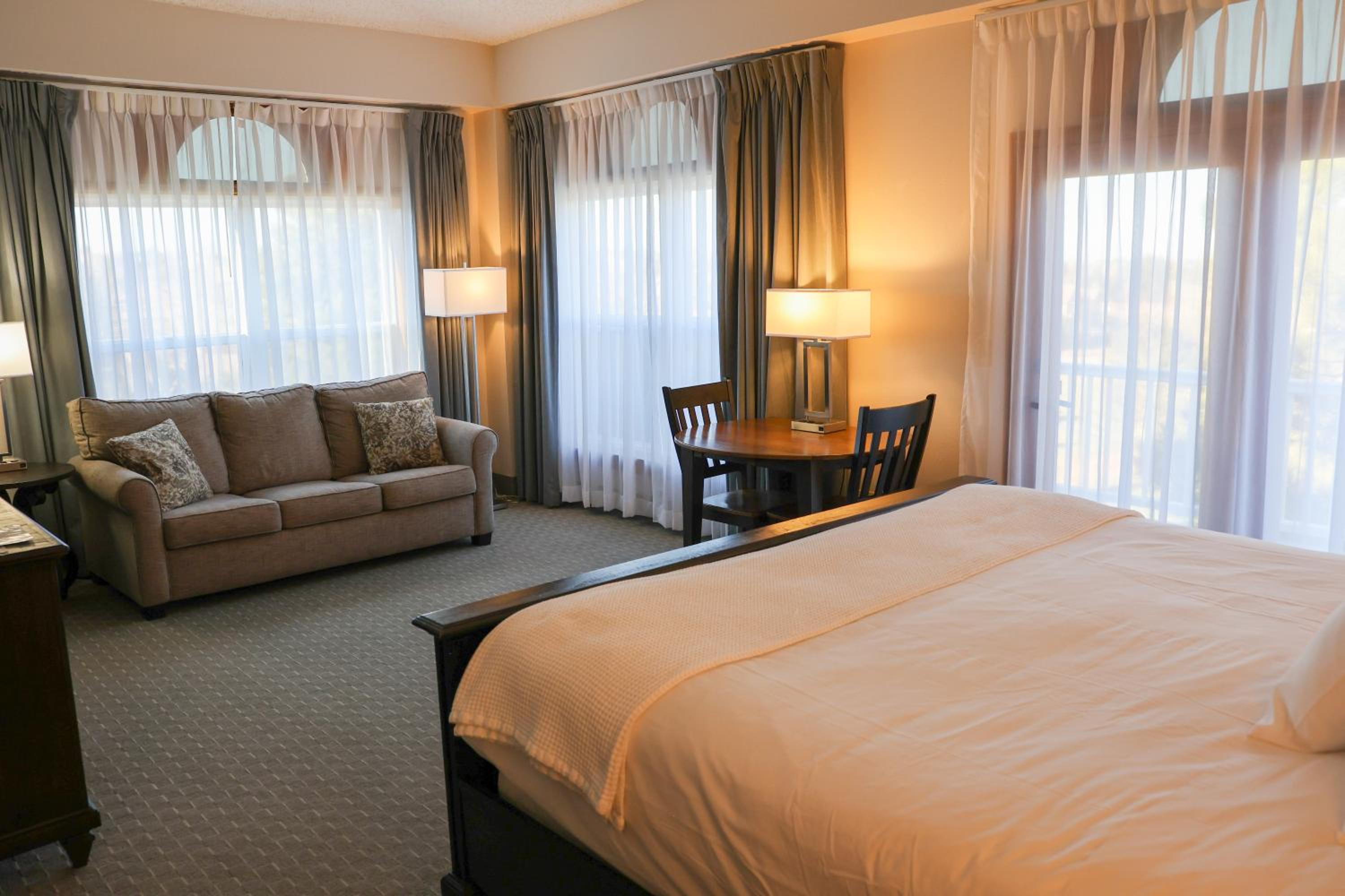 Deluxe King Room - Photo 5
