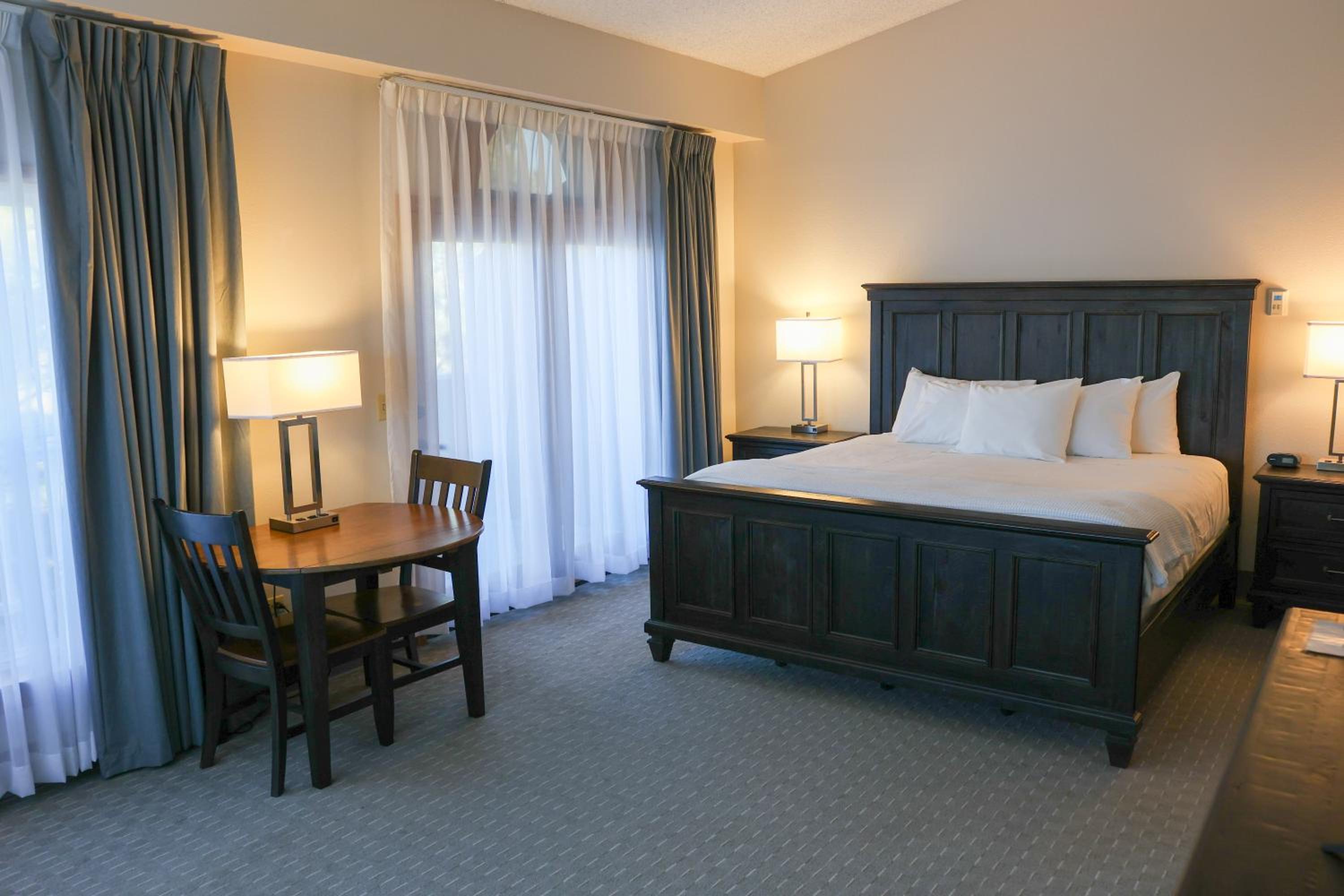 Deluxe King Room - Photo 3