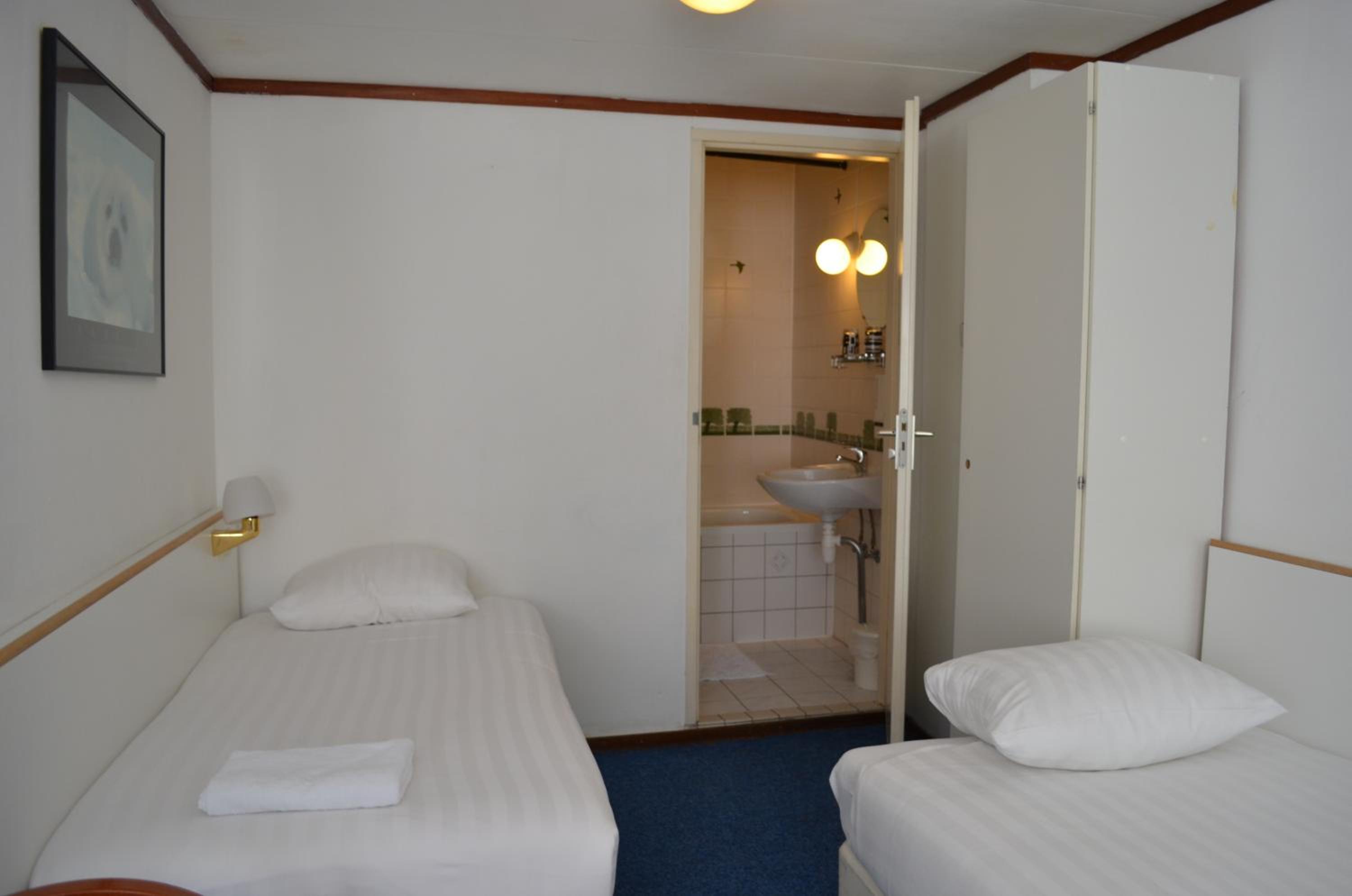 Quadruple Room with Private Bathroom photo 2