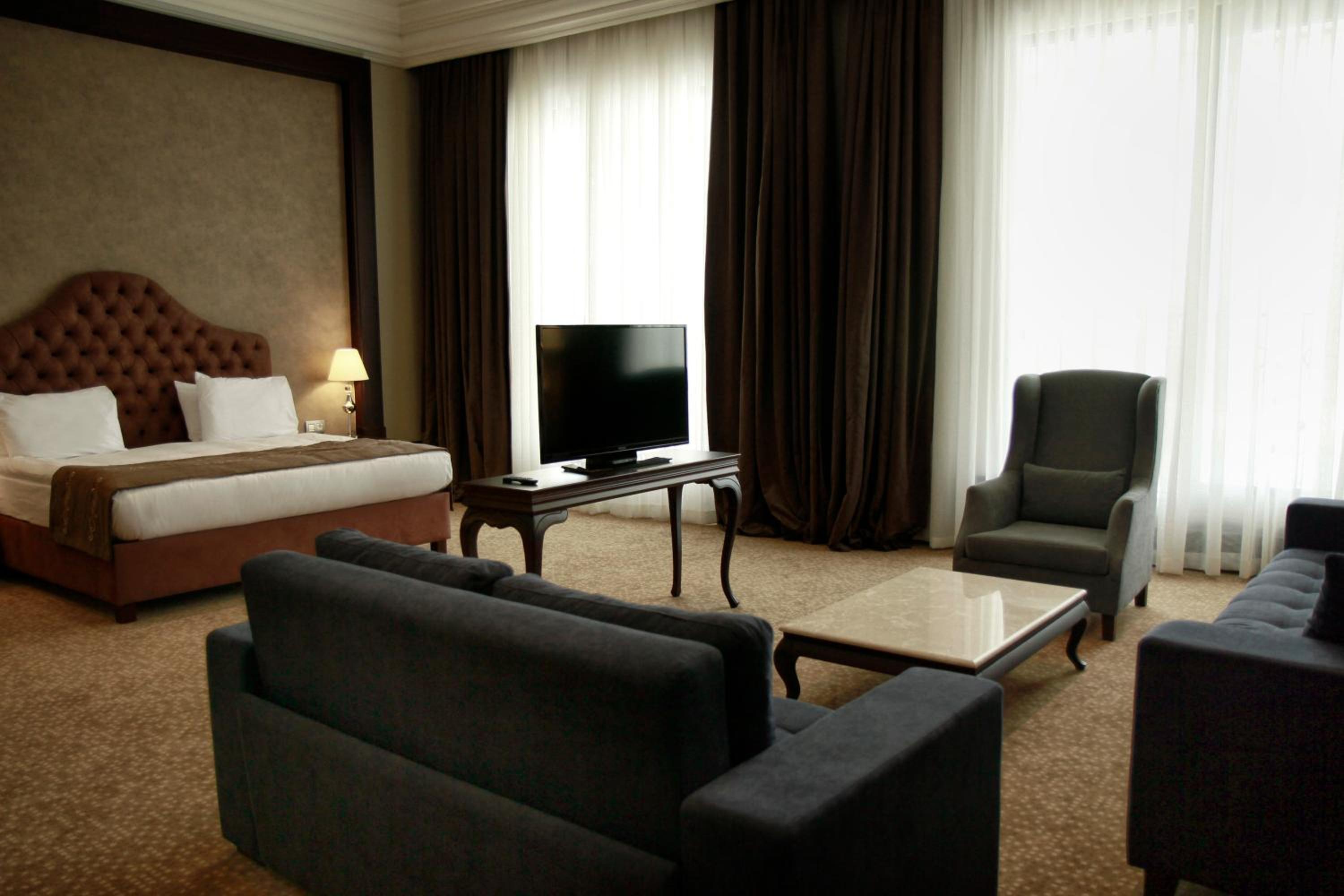 Honeymoon Suite thumbnail 5