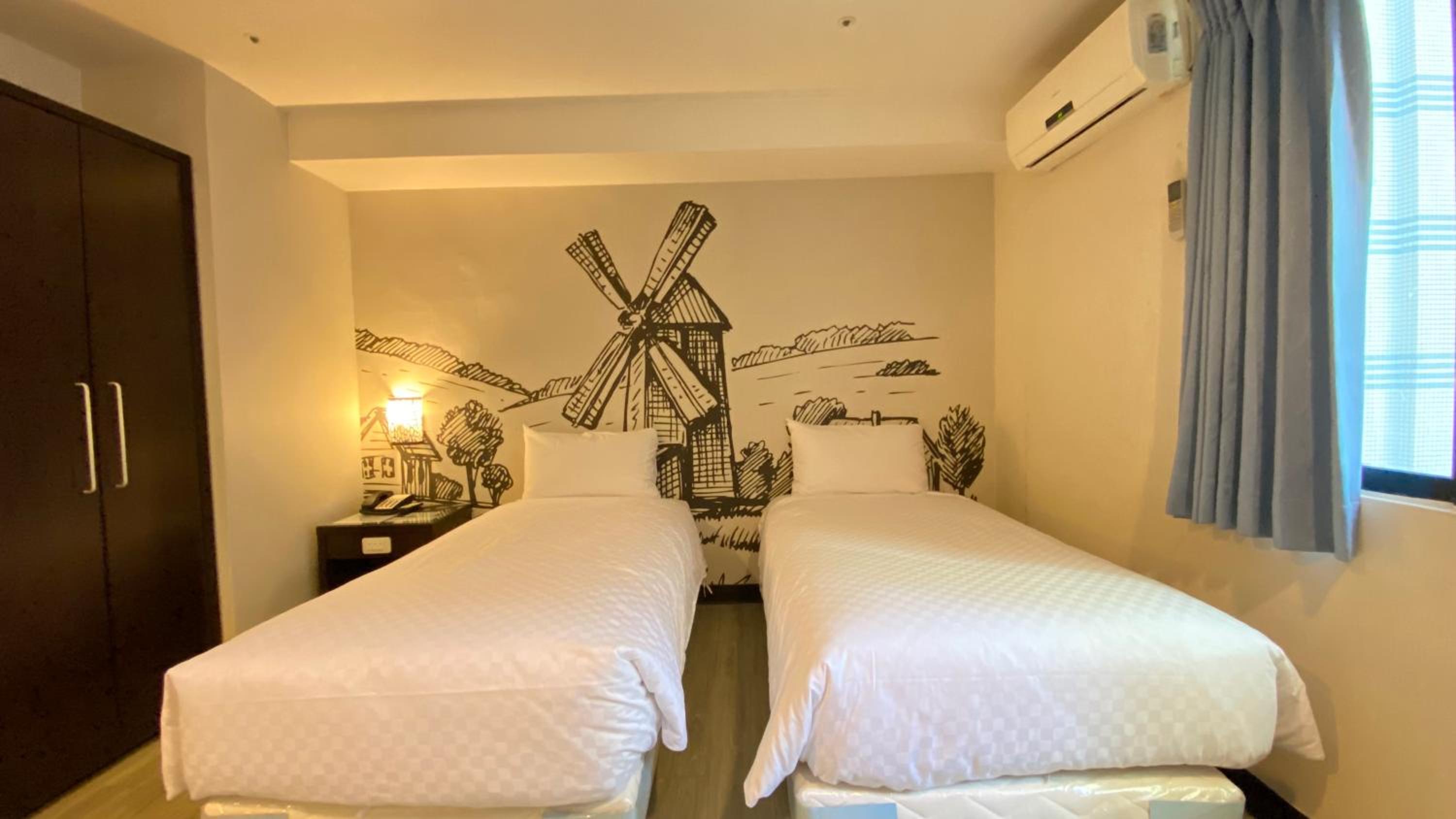 Standard Twin Room - Photo 9