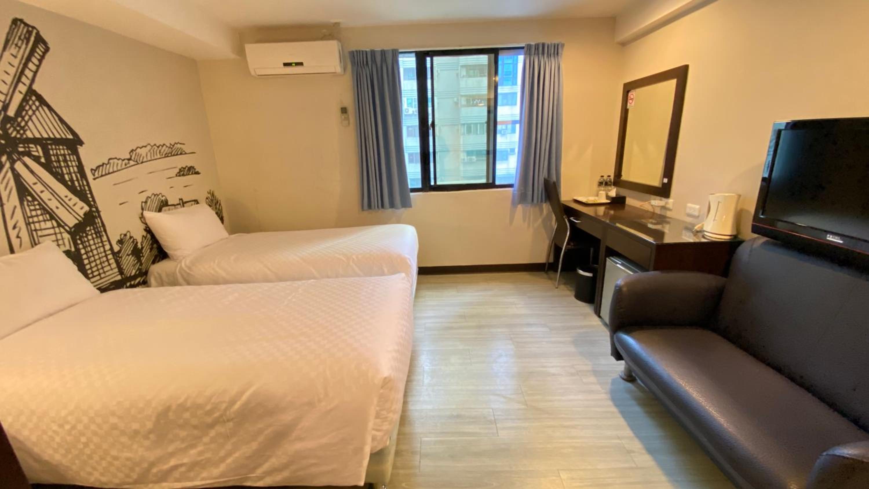Standard Twin Room - Photo 8