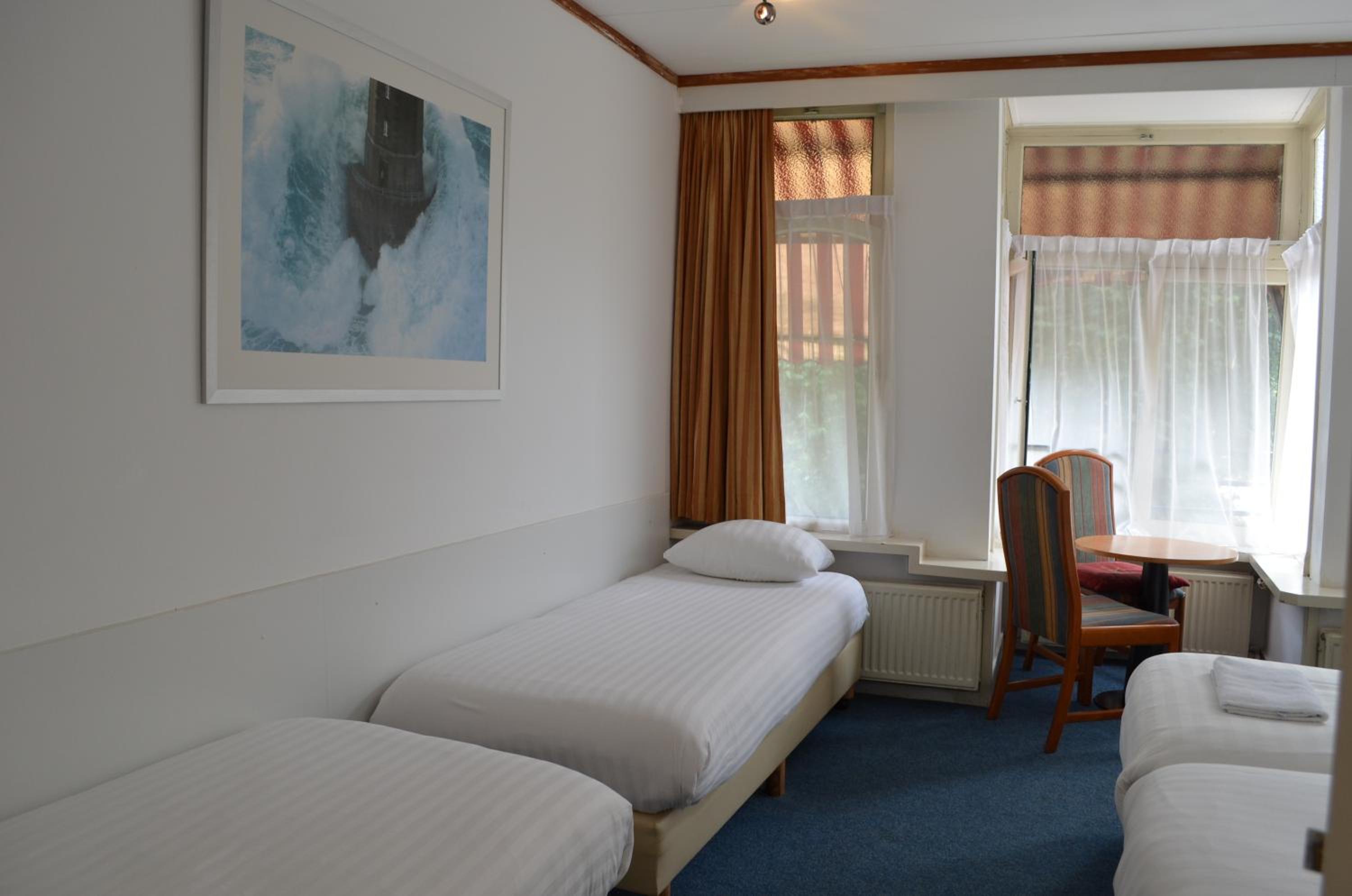 Quadruple Room with Private Bathroom photo 1