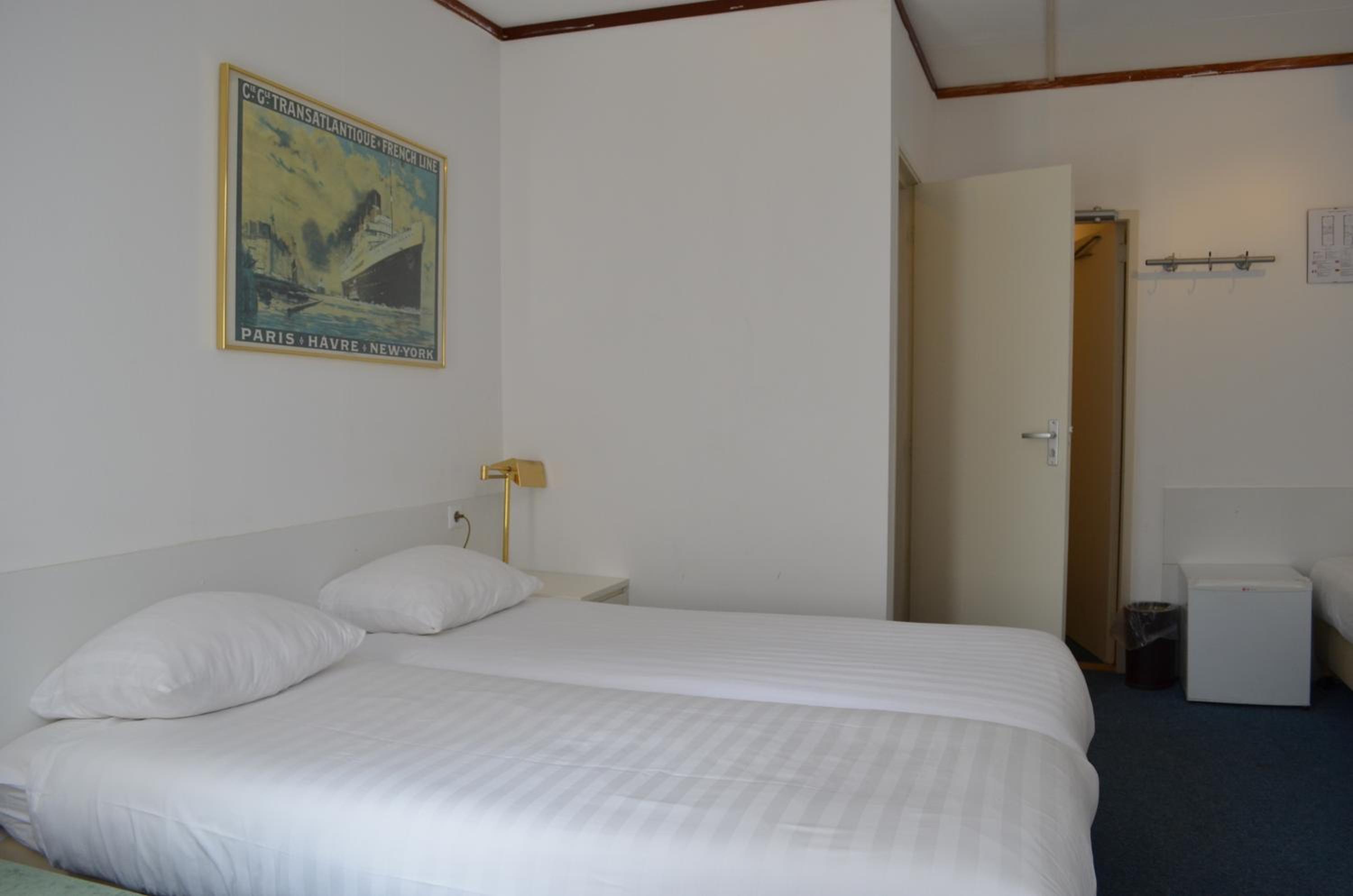 Quadruple Room with Private Bathroom photo 2