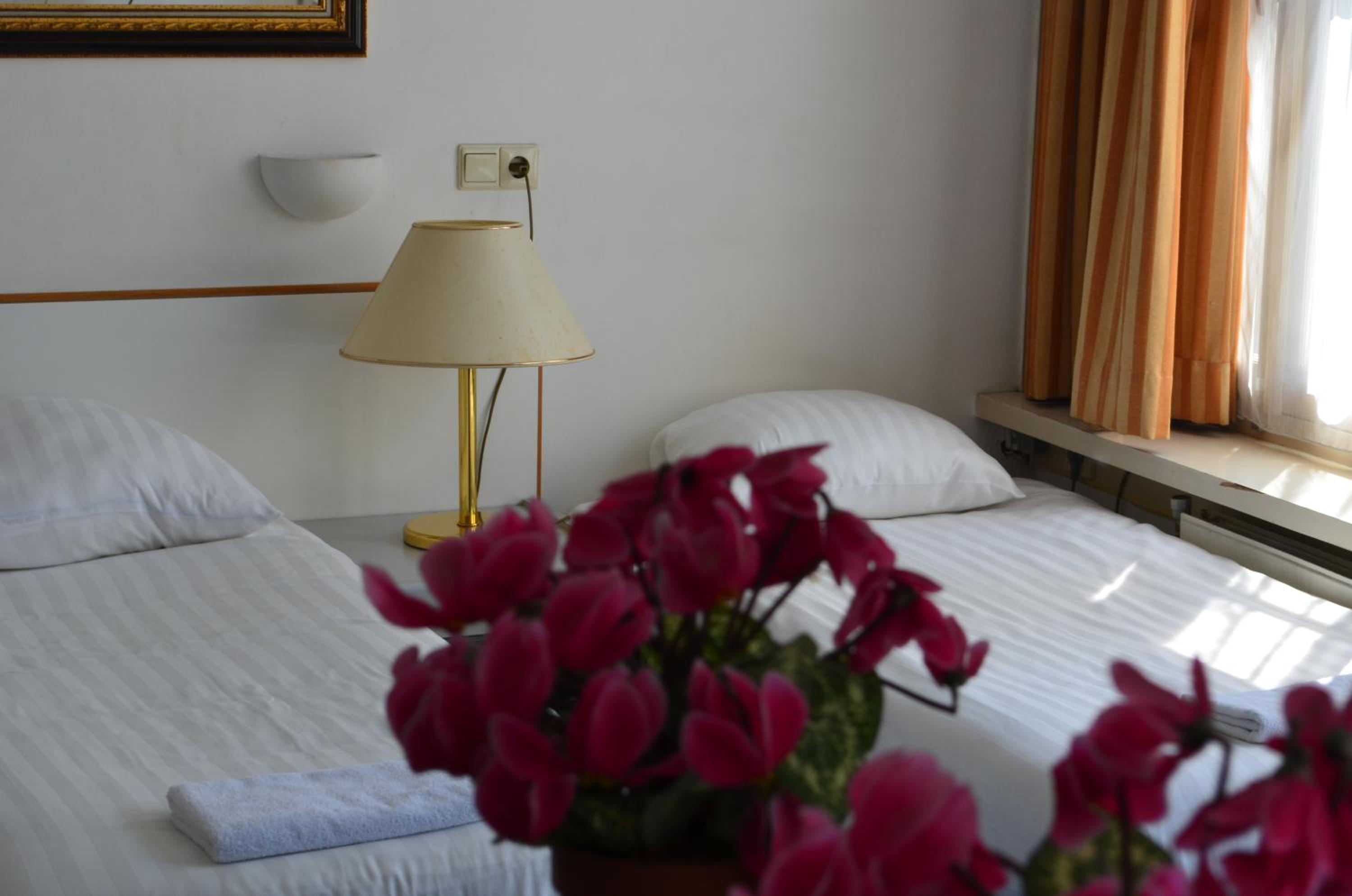 Quadruple Room with Private Bathroom photo 3