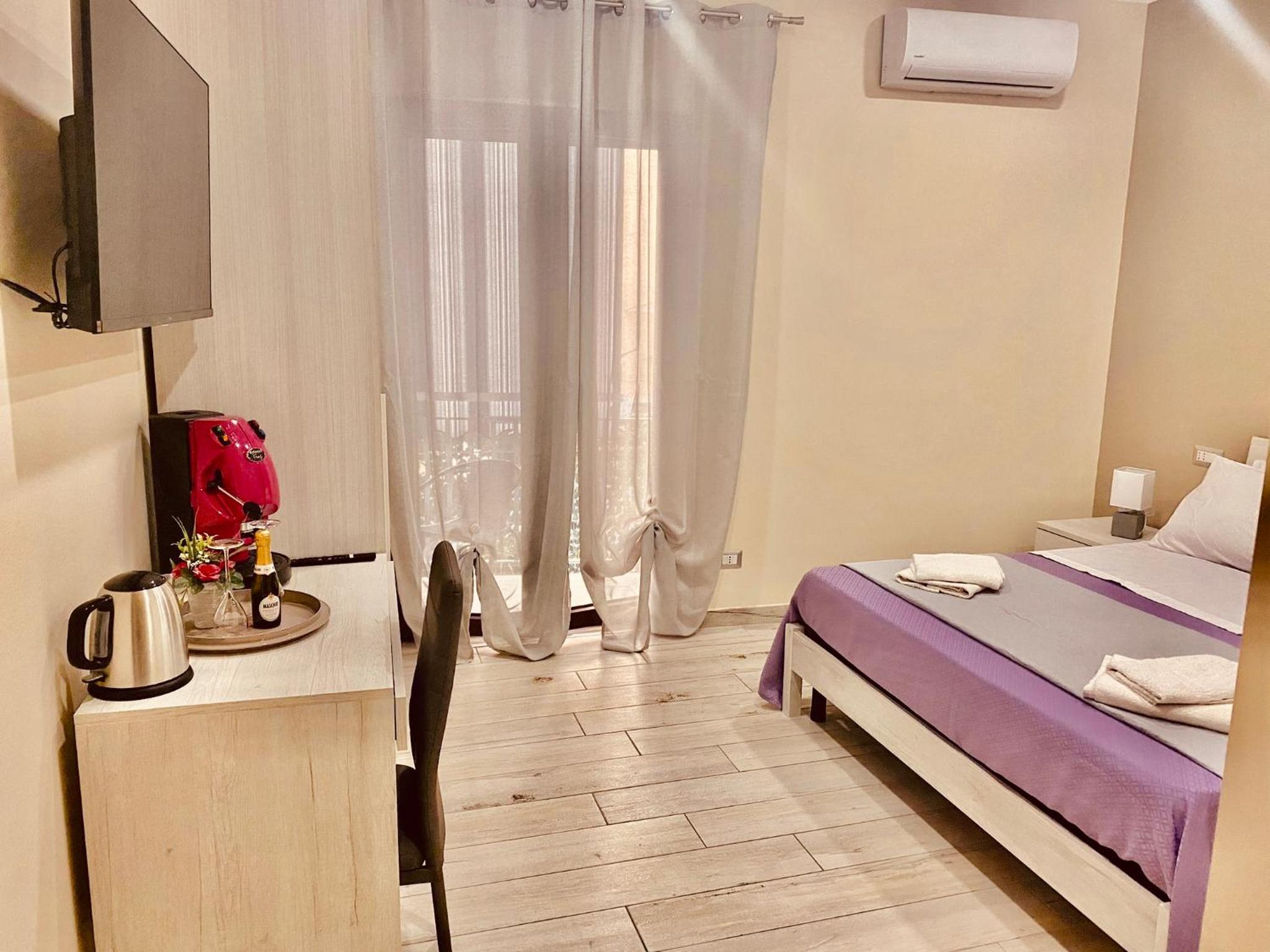 Double Room with Balcony - Photo 3
