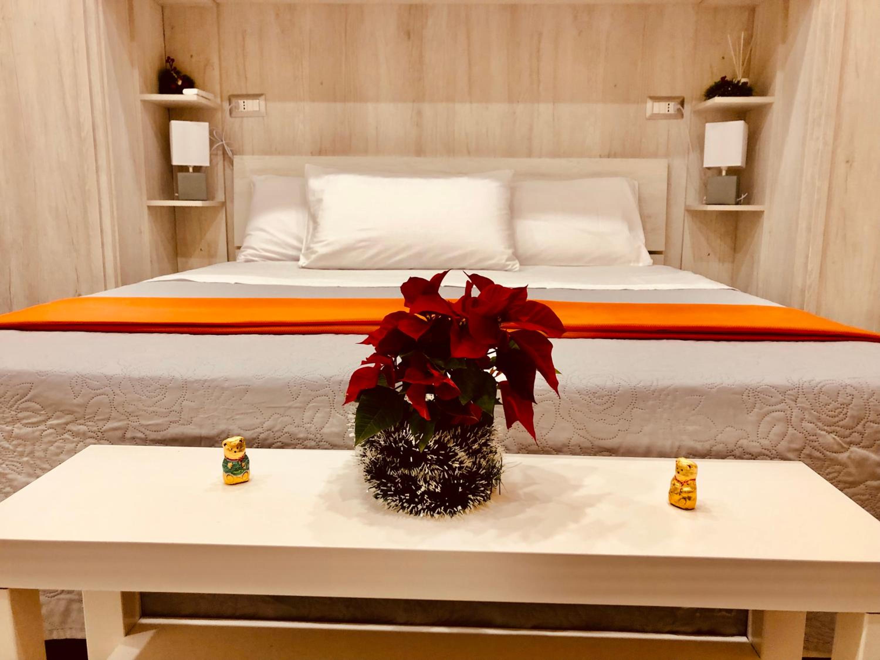 Deluxe Double Room with Balcony - Photo 4