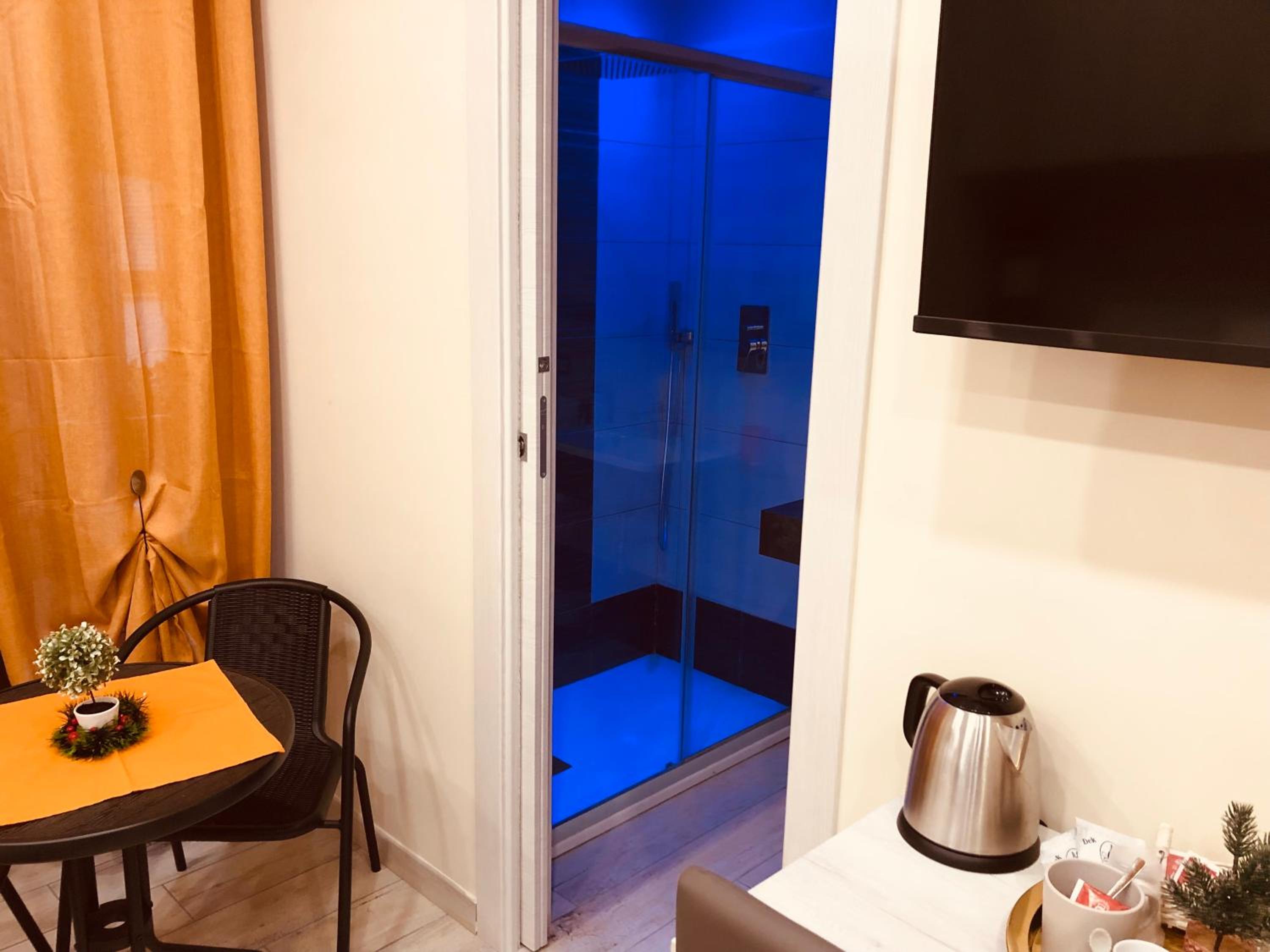 Deluxe Double Room with Balcony - Photo 6