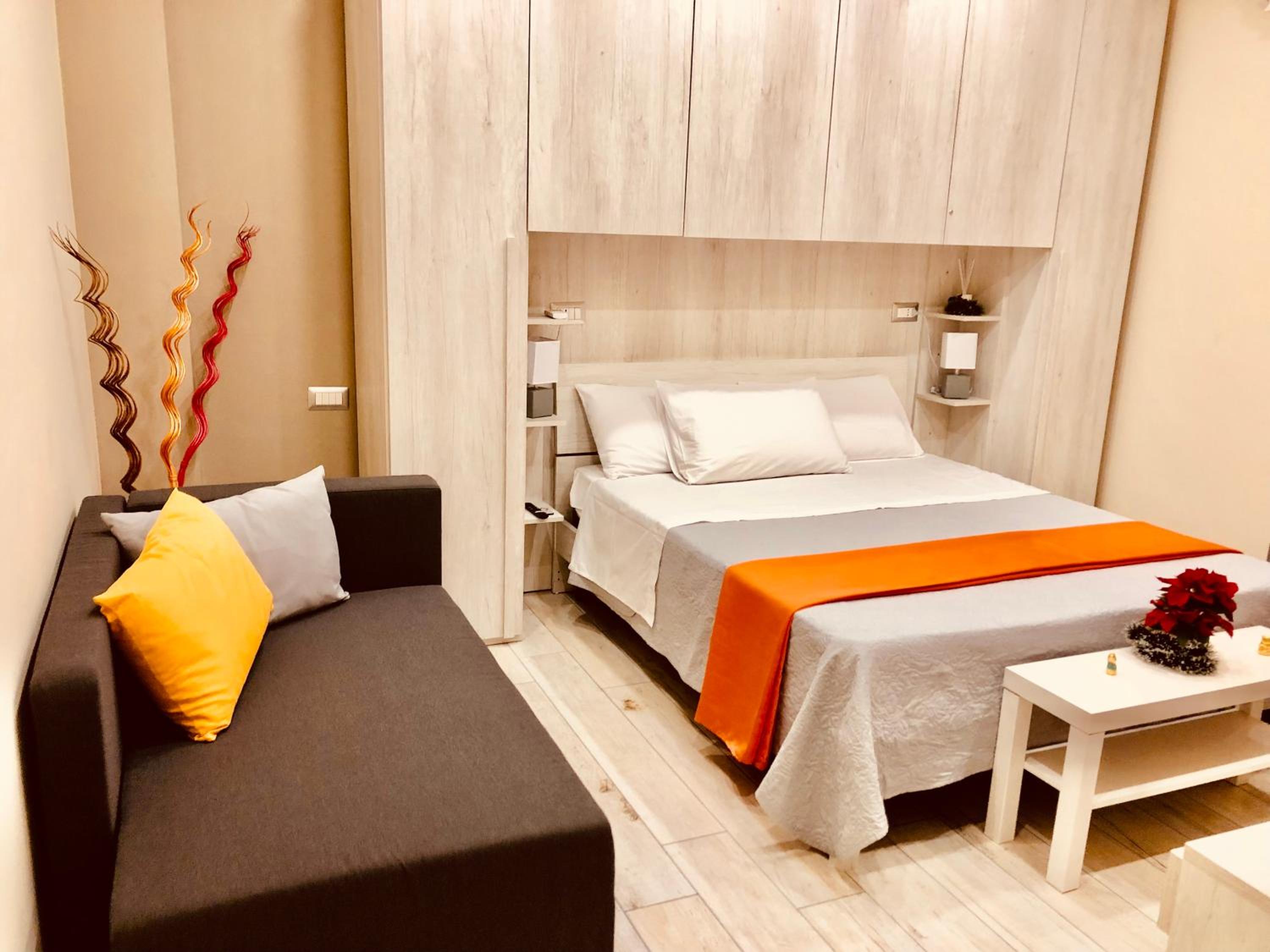 Deluxe Double Room with Balcony - Photo 7