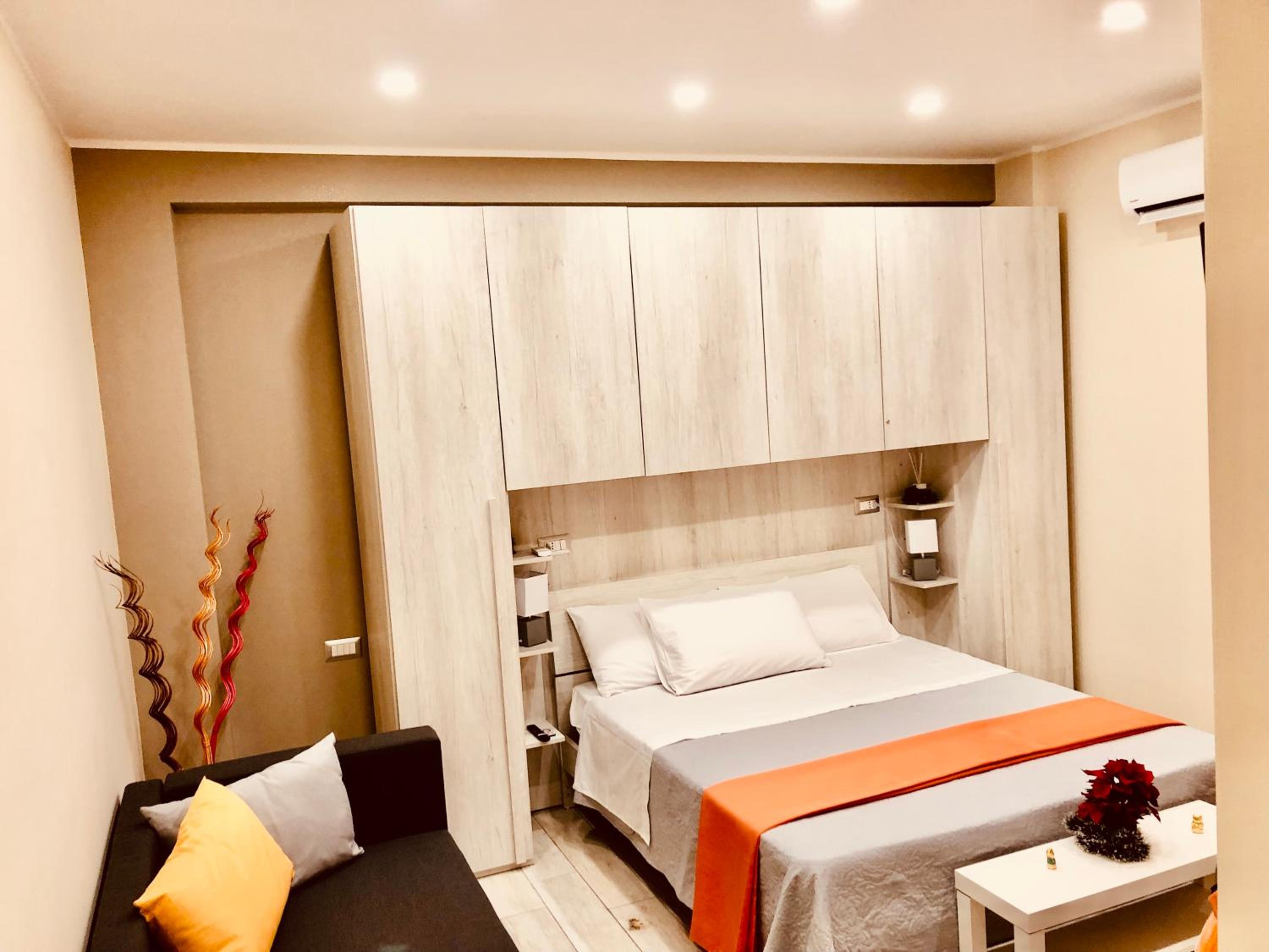 Deluxe Double Room with Balcony - Photo 9