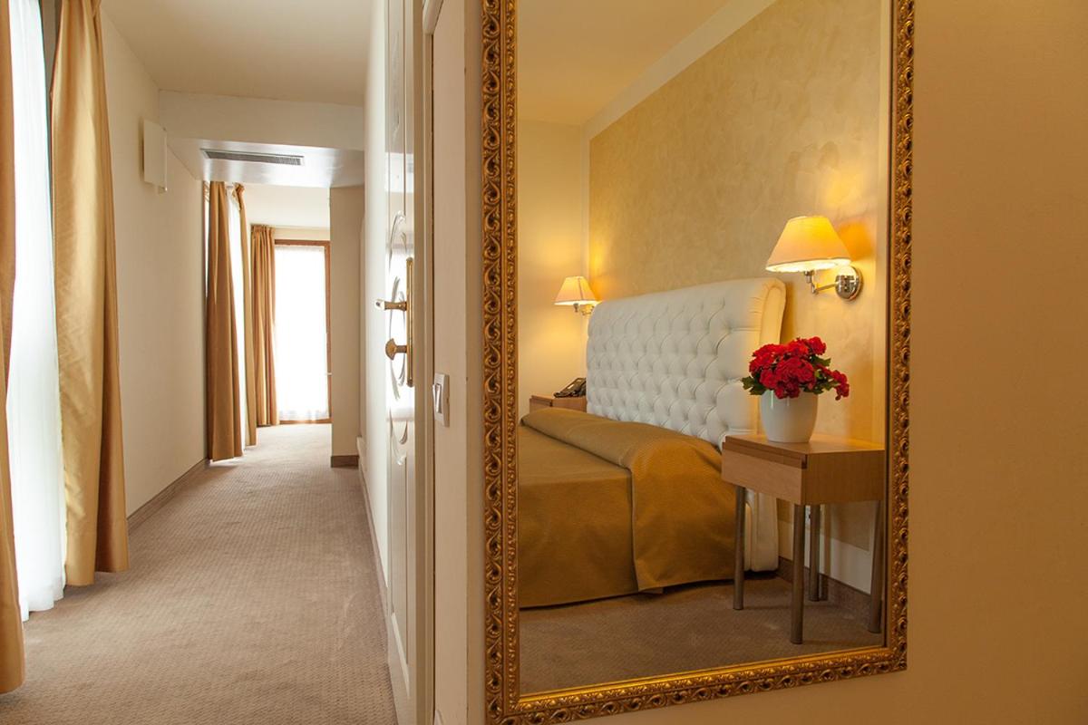 Triple Room with Terrace and Partial Lake View photo 3