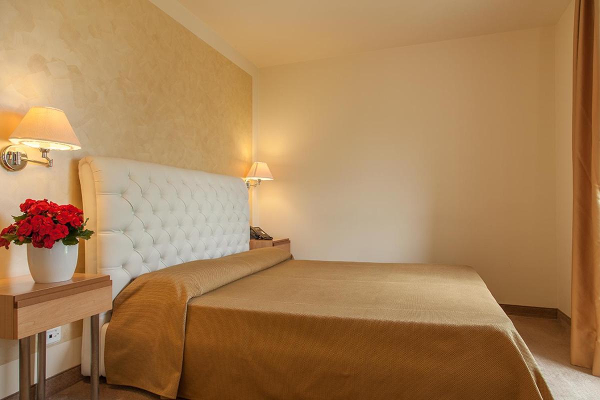 Triple Room with Terrace and Partial Lake View photo 2